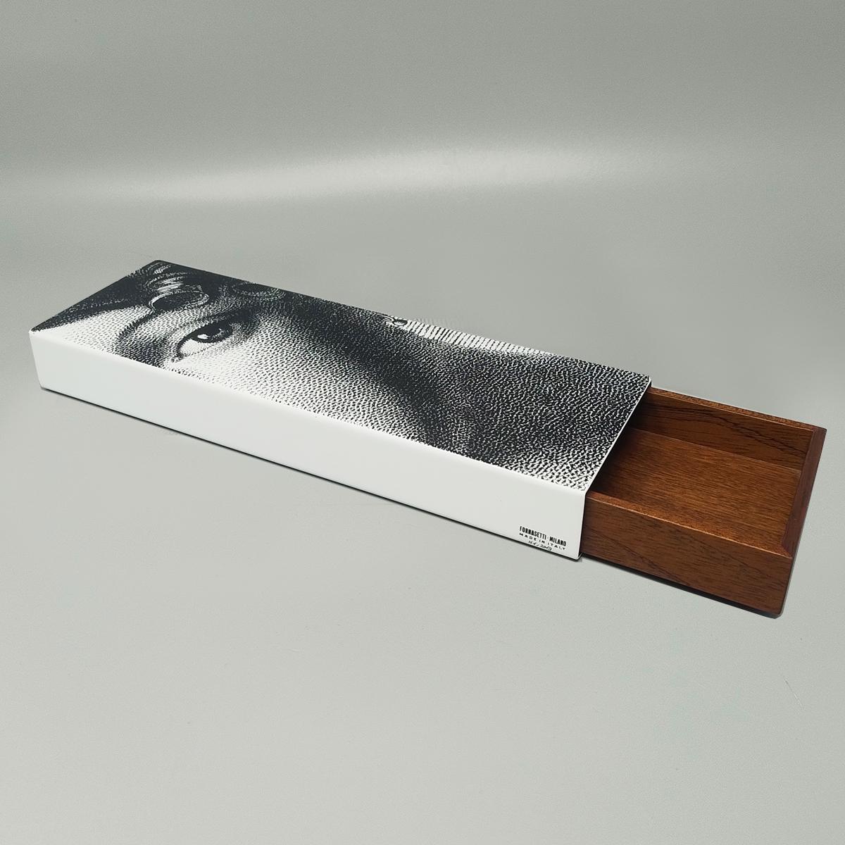 2000er Jahre Erstaunlich schwarz und weiß Fornasetti Box unterzeichnet Fornasetti. Hergestellt in Italien (21. Jahrhundert und zeitgenössisch) im Angebot
