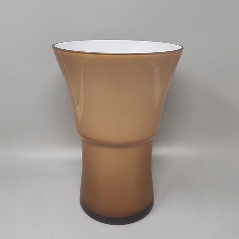 Stupefacente vaso di Carlo Nason in vetro di Murano. Prodotto in Italia nel 2005. Il vaso è firmato in basso C.C. Nason ed è in ottime condizioni.
Dimensioni:
diametro 7,08 x 11,02 H. pollici
diametro cm 18 x cm 28 H. 