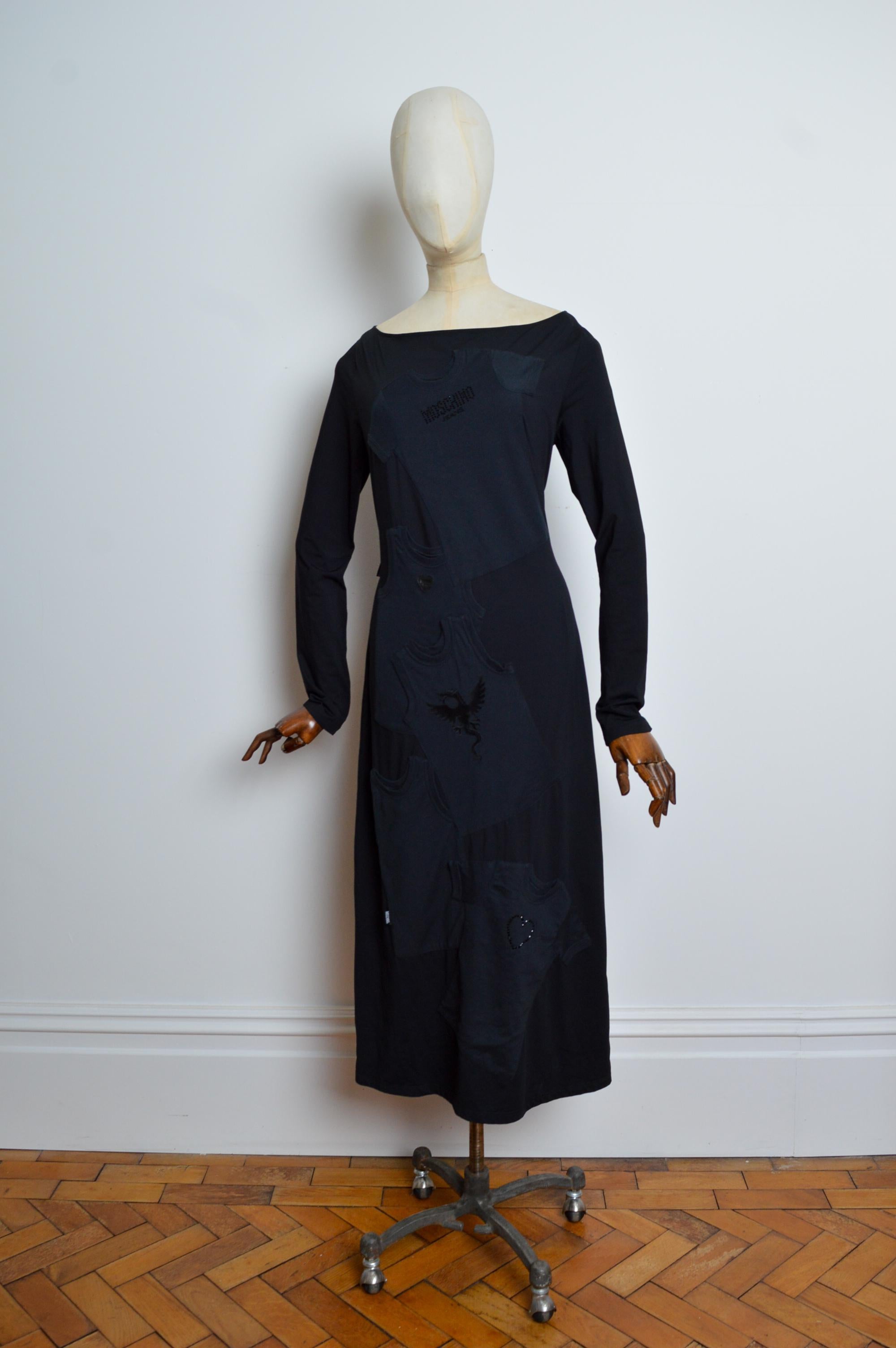 Avantgardist Moschino aus den 2000ern: Langärmeliges Maxikleid mit schulterfreiem Ausschnitt aus schwarzem Lycra-Jersey mit Miniaturapplikationen auf der Vorderseite. 
GEFERTIGT IN ITALIEN. 
Größe; Empfohlene Größe UK 12-14. 
Die Maße sind in Zoll