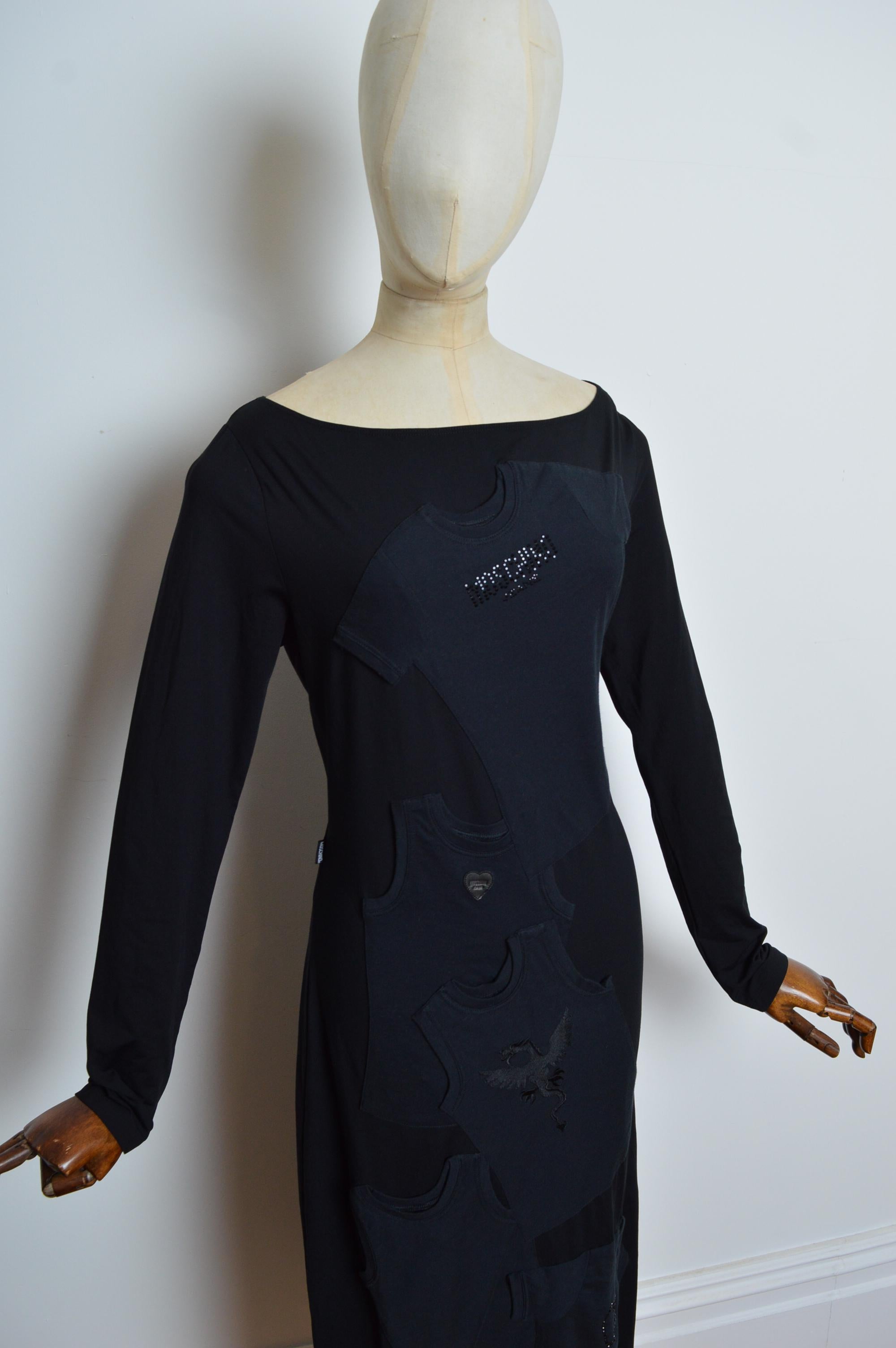 2000s Avant Guard Moschino Schwarzes langärmeliges Maxikleid mit Kleidungsapplikationen im Zustand „Gut“ im Angebot in Sheffield, GB