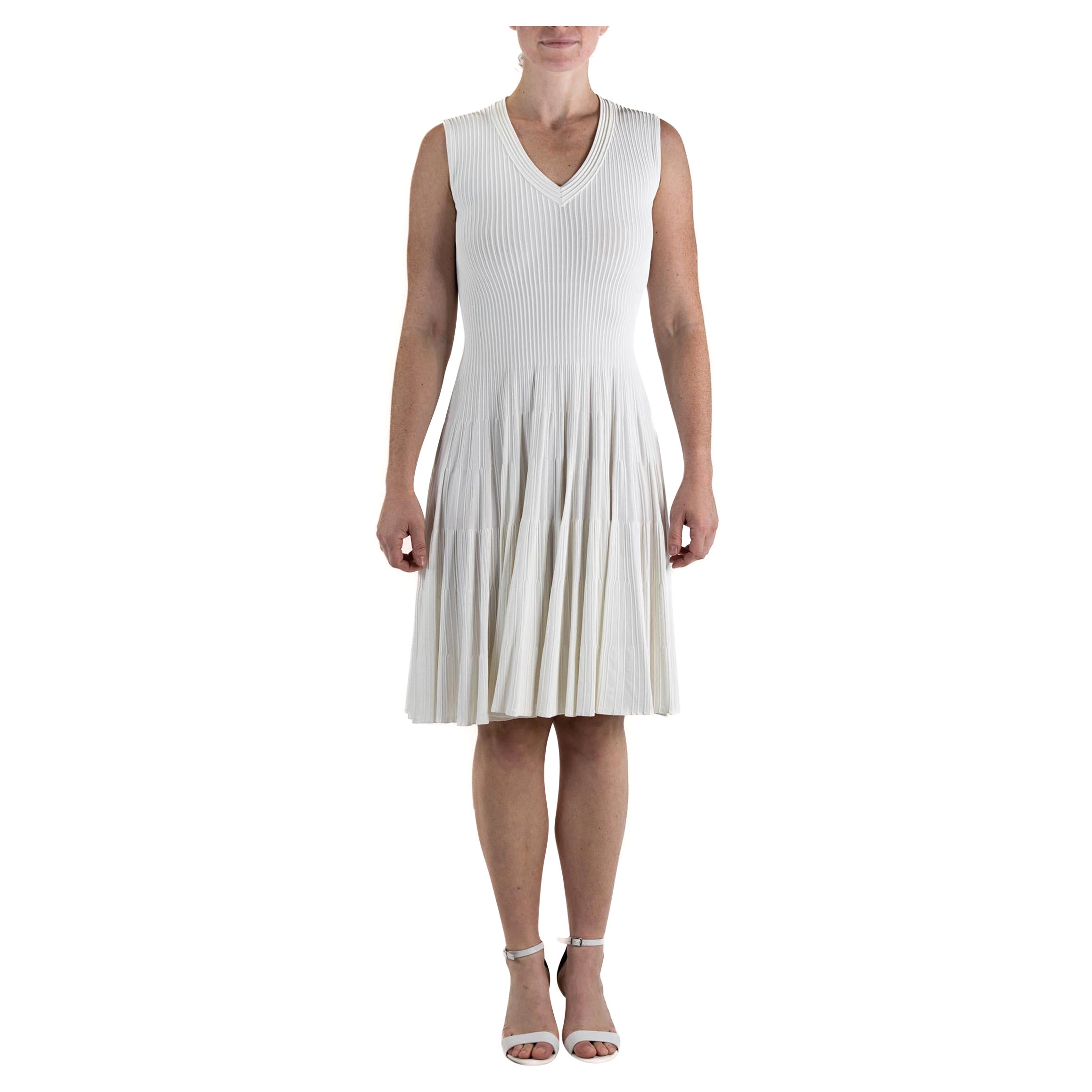 2000S AZZEDINE ALAIA Vestito a coste con collo a V in misto rayon bianco