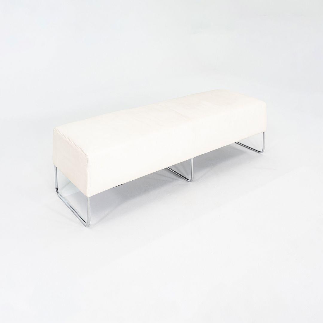 Il s'agit d'un banc Balance, conçu à l'origine par Jeffrey Bernett pour Bernhardt Design. Cet exemplaire a été produit dans les années 2000. La banquette présente un piètement épuré en acier inoxydable et est revêtue de cuir blanc. Le design reflète