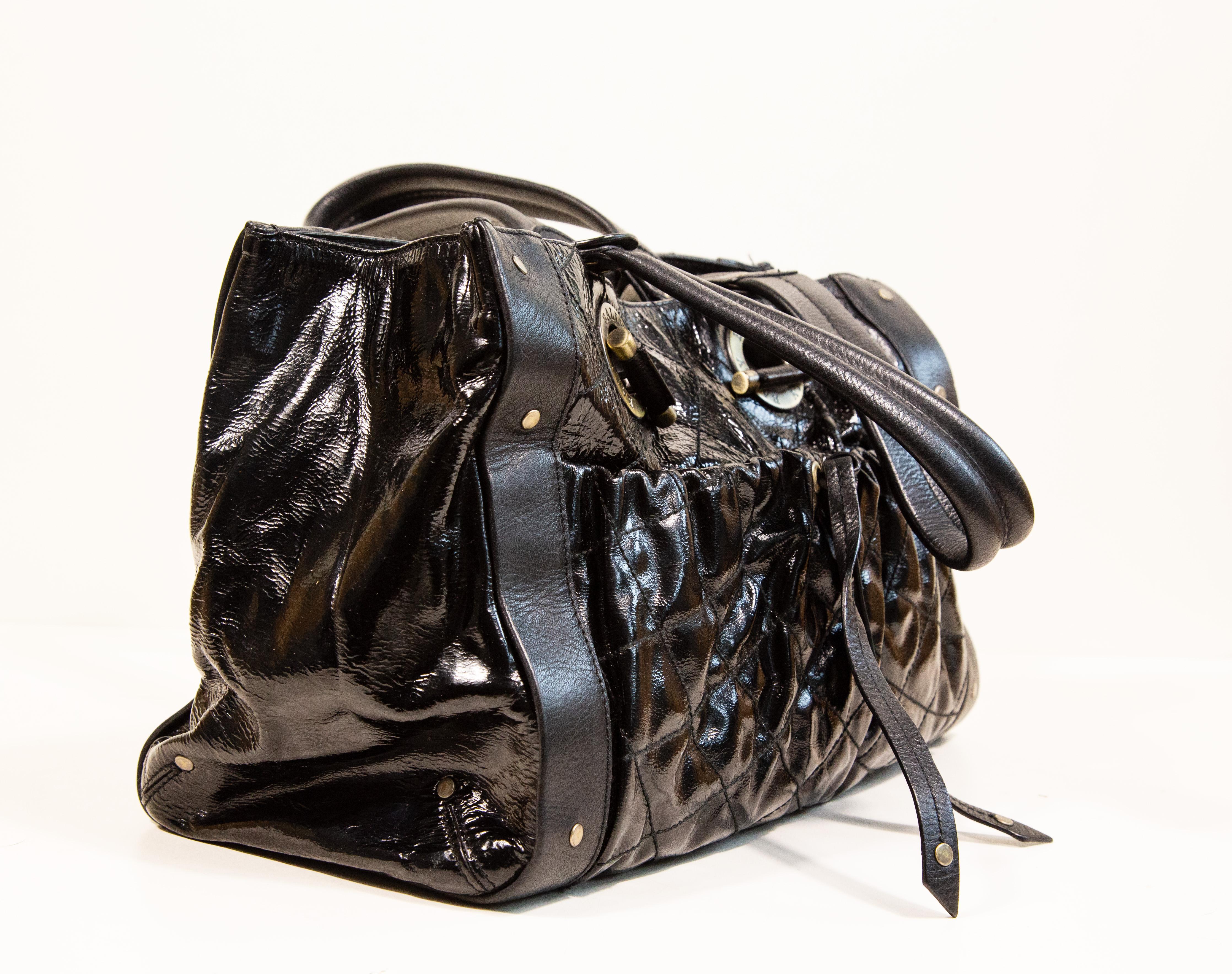 2000er Bally Schwarze Lackleder-Umhängetasche für Damen oder Herren im Angebot