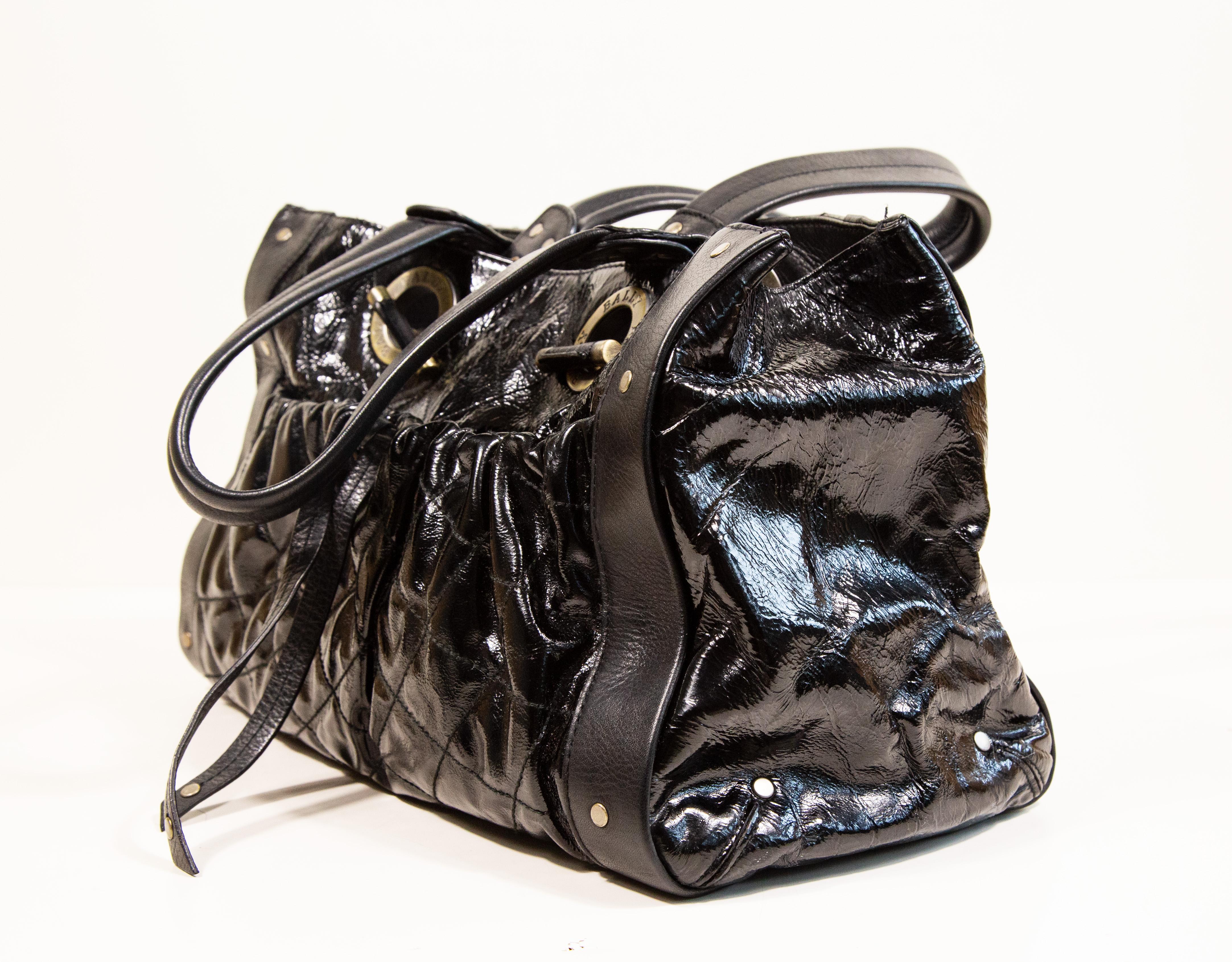 2000er Bally Schwarze Lackleder-Umhängetasche im Angebot 1
