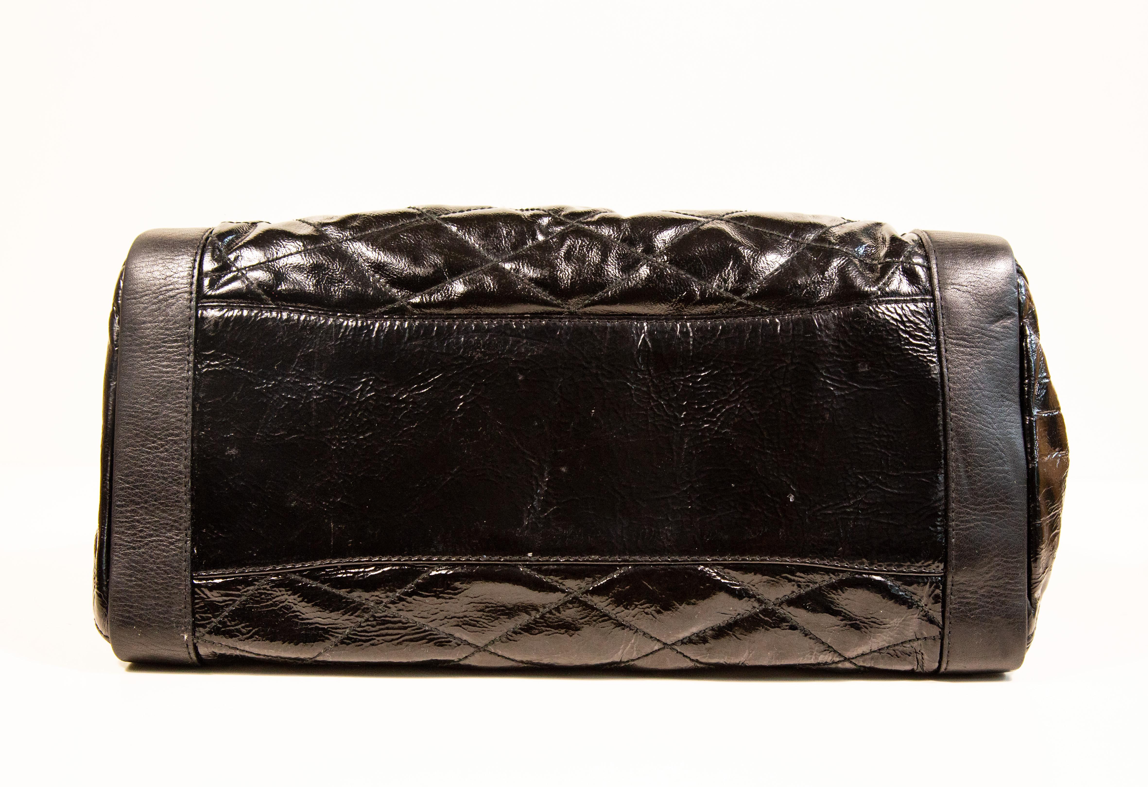 2000er Bally Schwarze Lackleder-Umhängetasche im Angebot 2