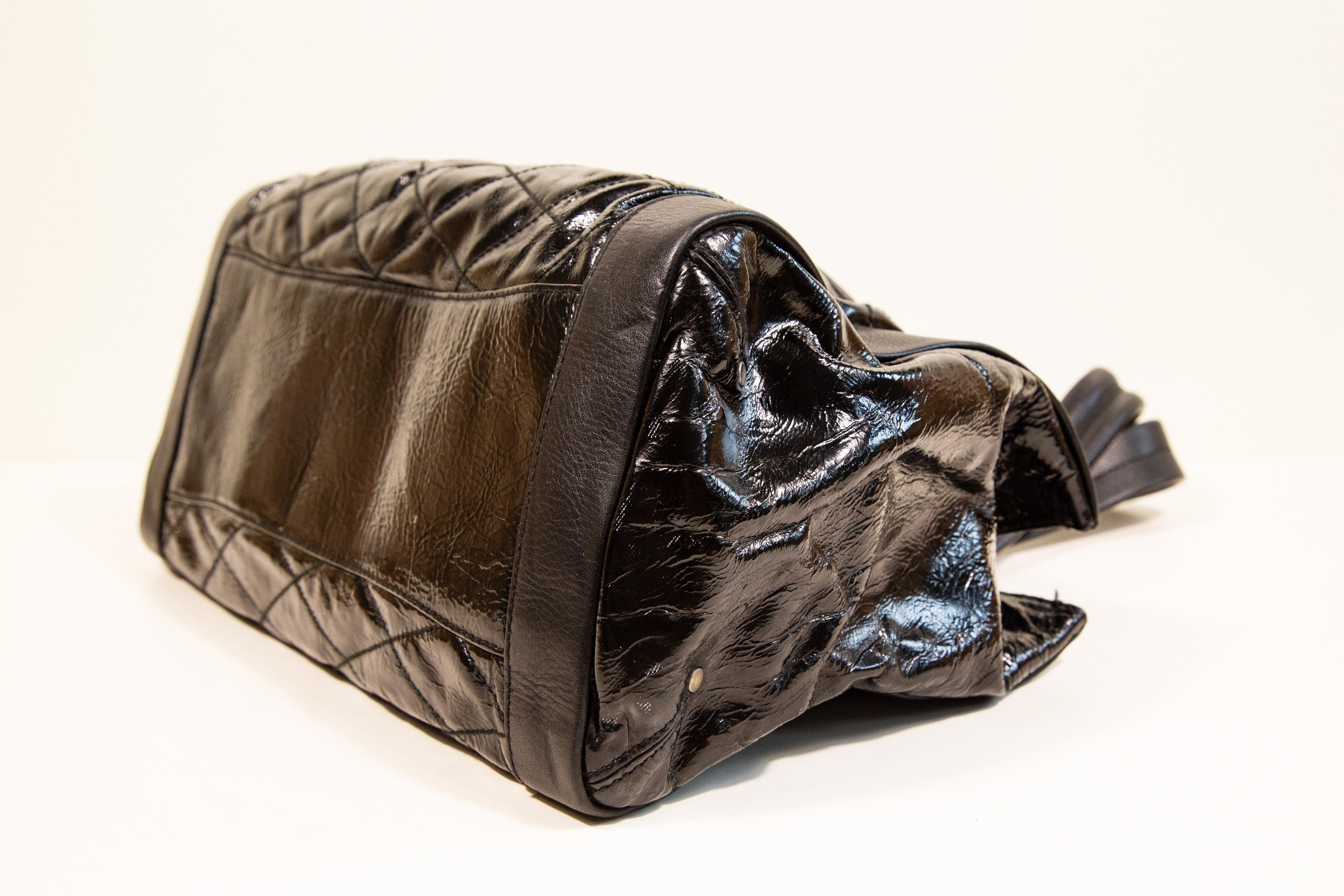 2000er Bally Schwarze Lackleder-Umhängetasche im Angebot 3