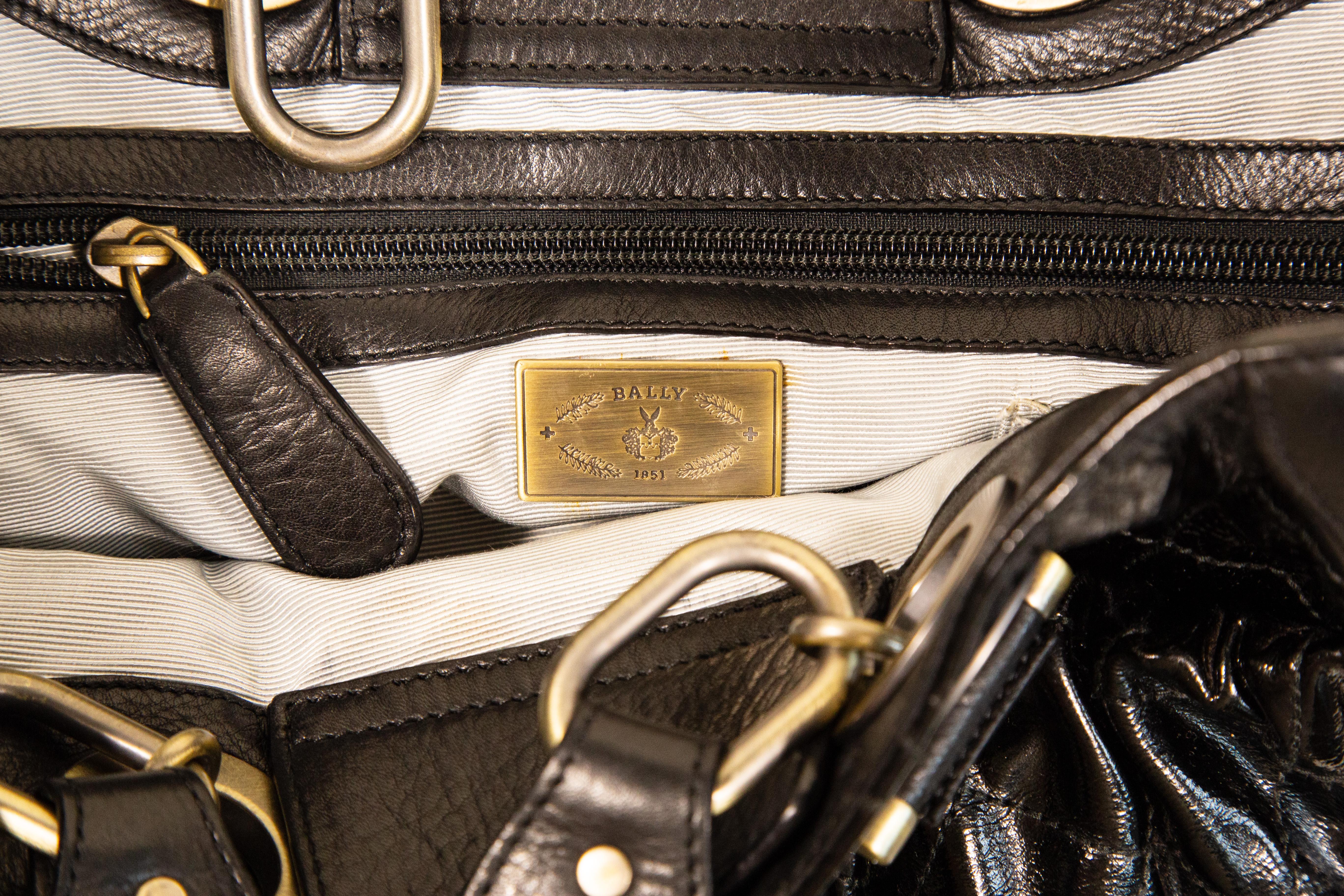 2000er Bally Schwarze Lackleder-Umhängetasche im Angebot 5