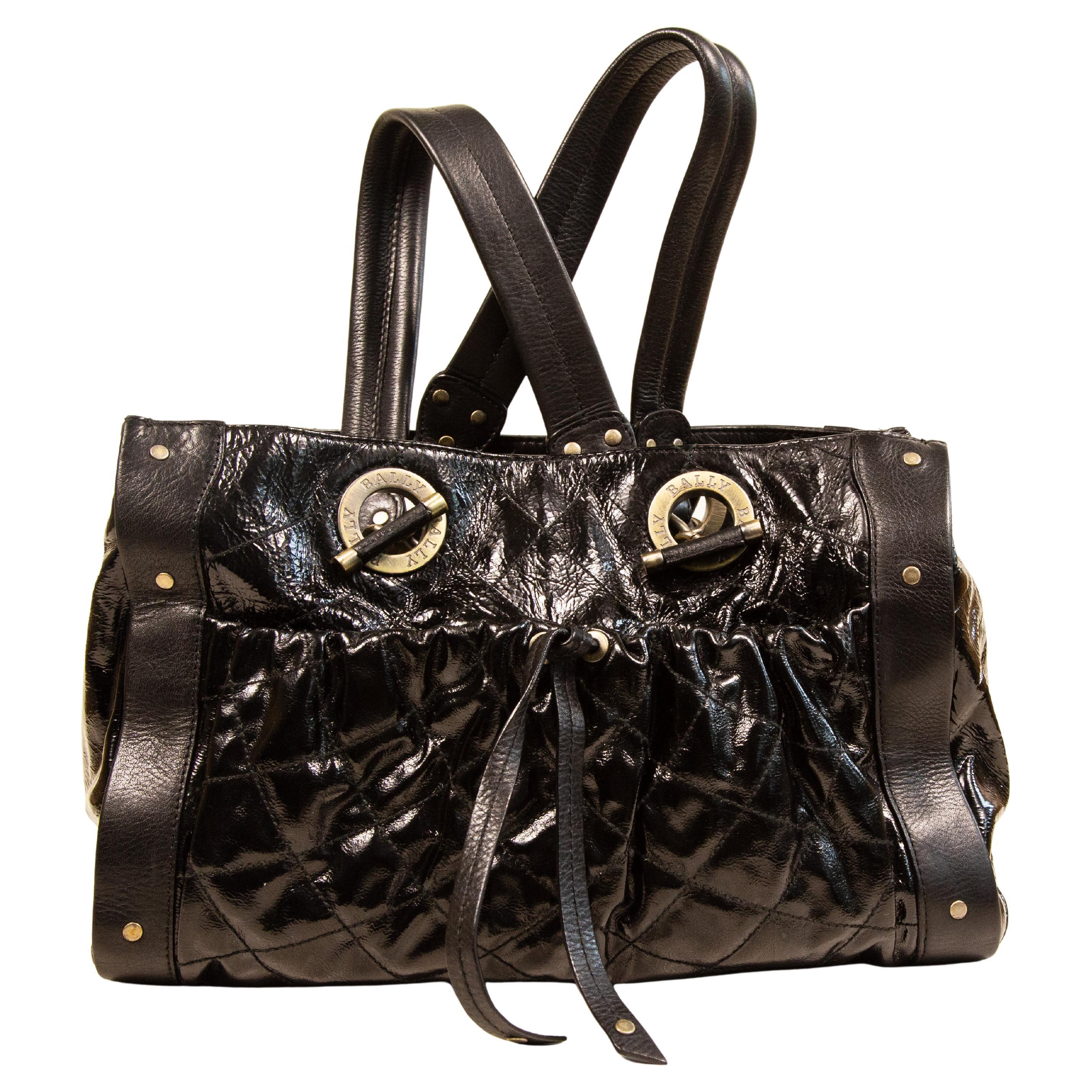 2000er Bally Schwarze Lackleder-Umhängetasche im Angebot
