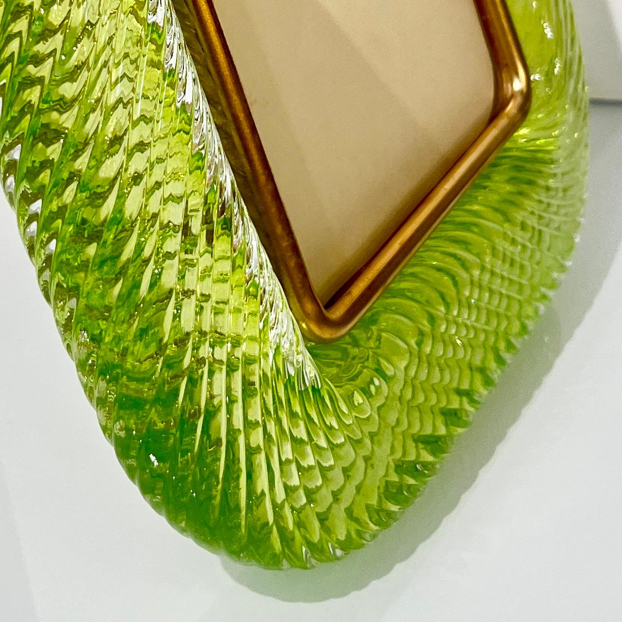 2000er Barovier Toso Italienischer Smaragdgrüner Murano Glas und Messing Bilderrahmen (Moderne der Mitte des Jahrhunderts) im Angebot