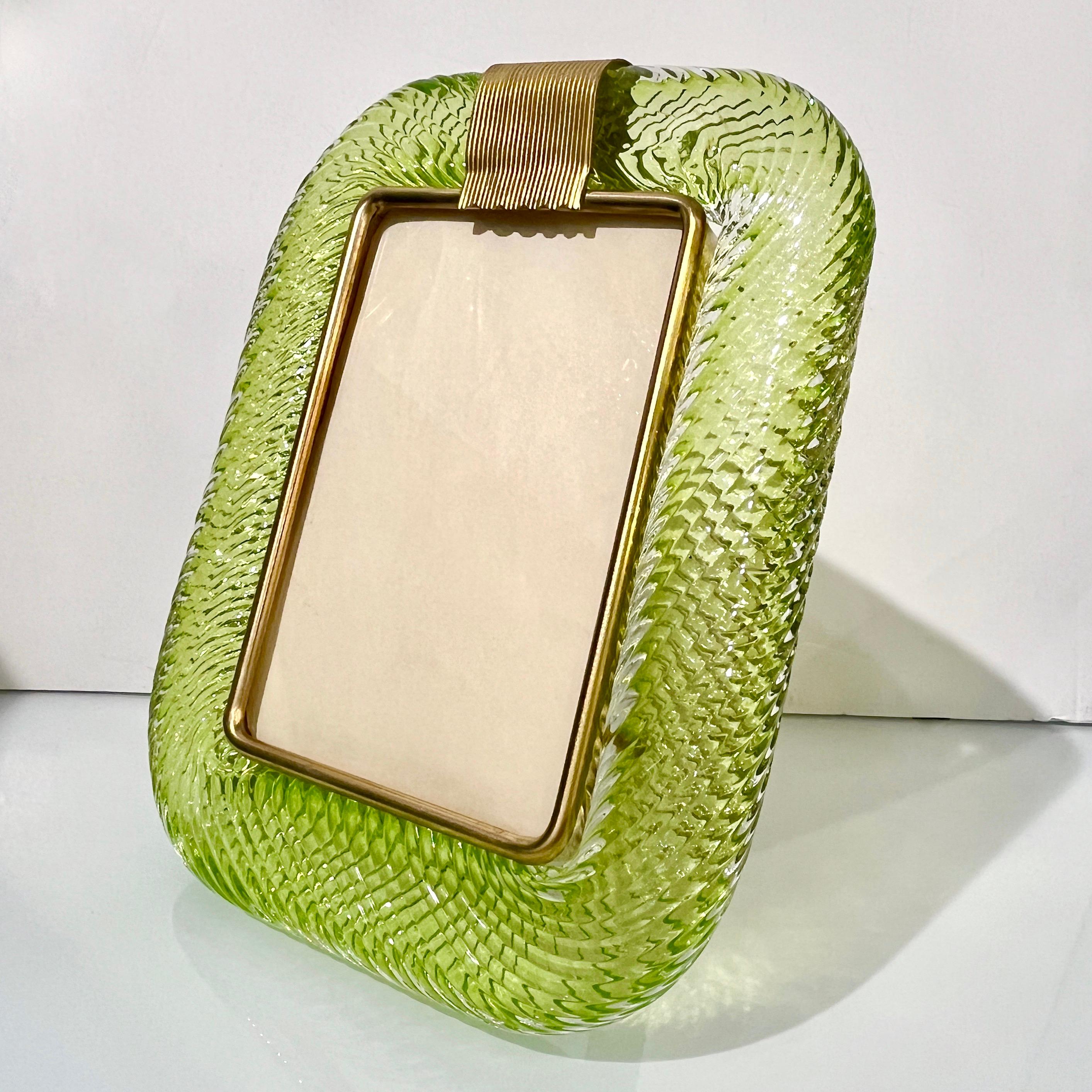 2000er Barovier Toso Italienischer Smaragdgrüner Murano Glas und Messing Bilderrahmen (Handgeschnitzt) im Angebot