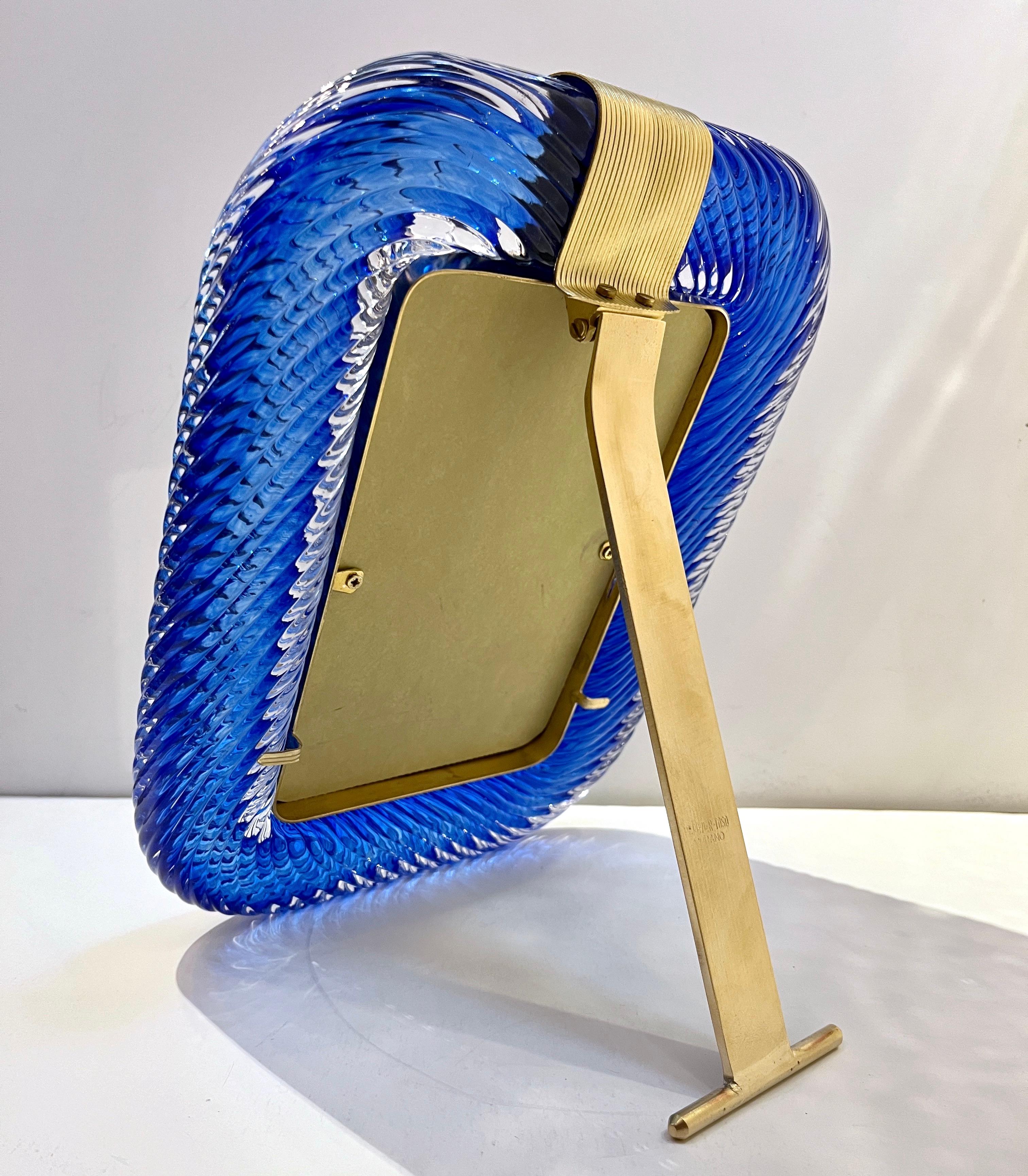 2000er Jahre Barovier Toso Italienisch Königsblau verdreht Murano Glas Messing Bilderrahmen (Handgeschnitzt) im Angebot