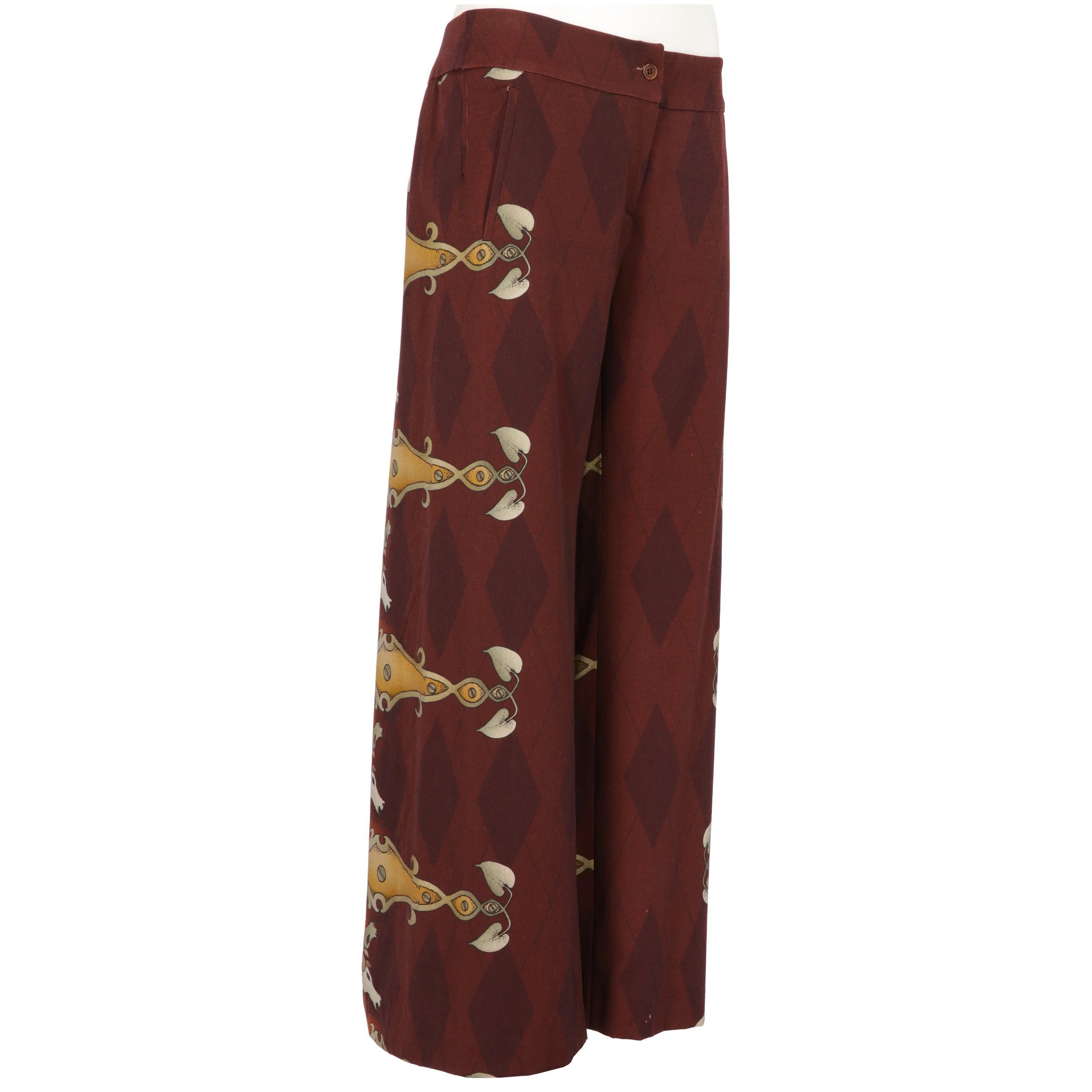 Basso & Brooke burgundy long palazzo trousers, with inverted pleat detail in the center of the back, printed with horses in shades of brown, front closure with button and zip, two fake side welt pockets.

Years: 2000s

Made in Italy

Size: 40