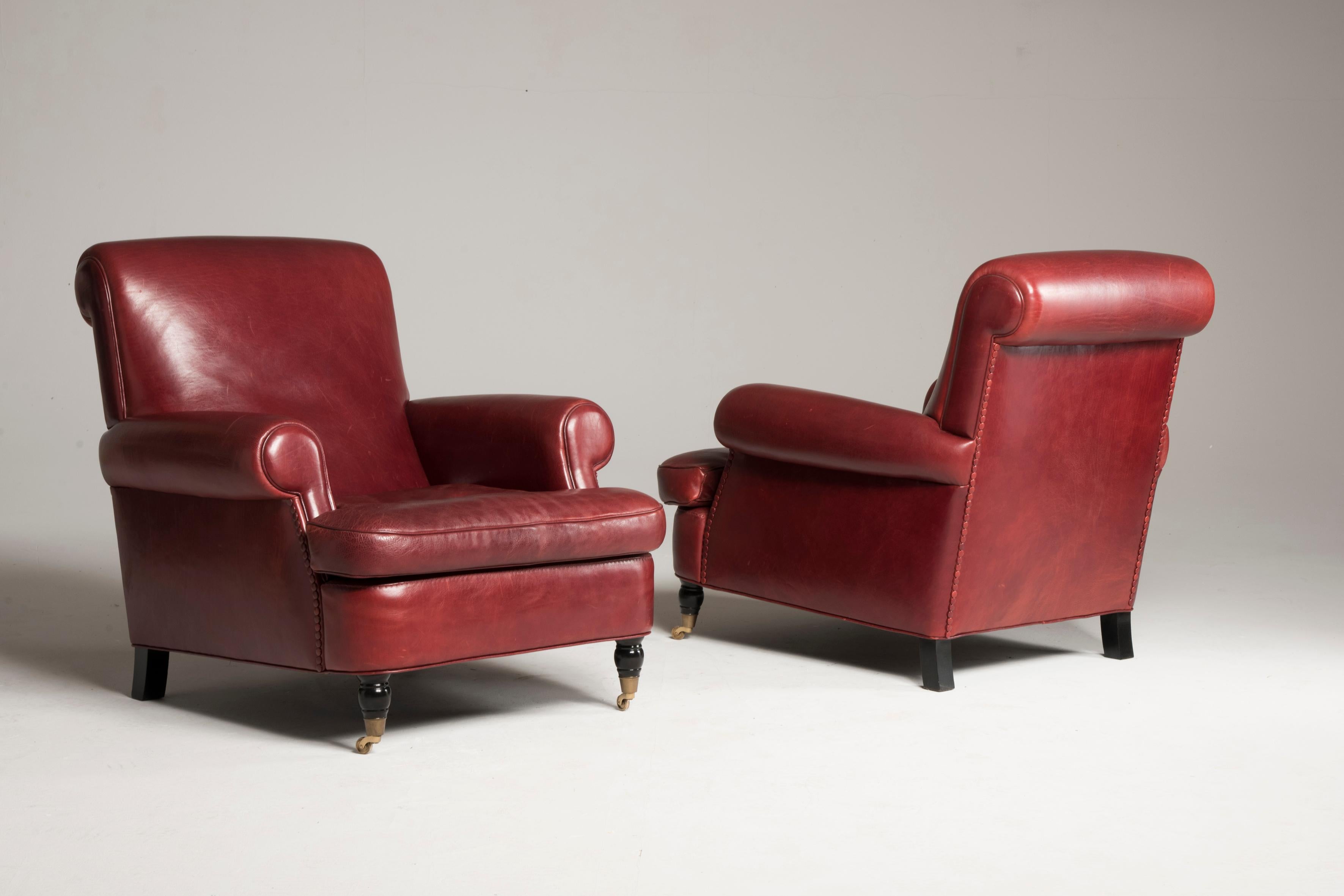2000s Baxter Bordeaux charlotte model armchairs. Designer: Piero Lissoni, 2002.
Reinterpretation of classic design in modern key, the Charlotte Longe armchair is characterized by wide armrests and by a reclined backrest for a relaxing seating.