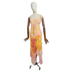 Vestido de noche con volante adornado con plumas de avestruz y corte sesgado en seda, años 2000