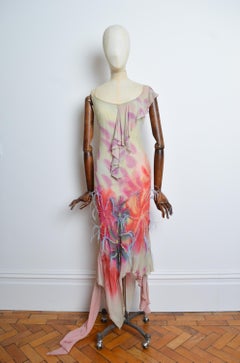 Abito da sera con scialle in seta con piume di struzzo, taglio sbieco, anni 2000