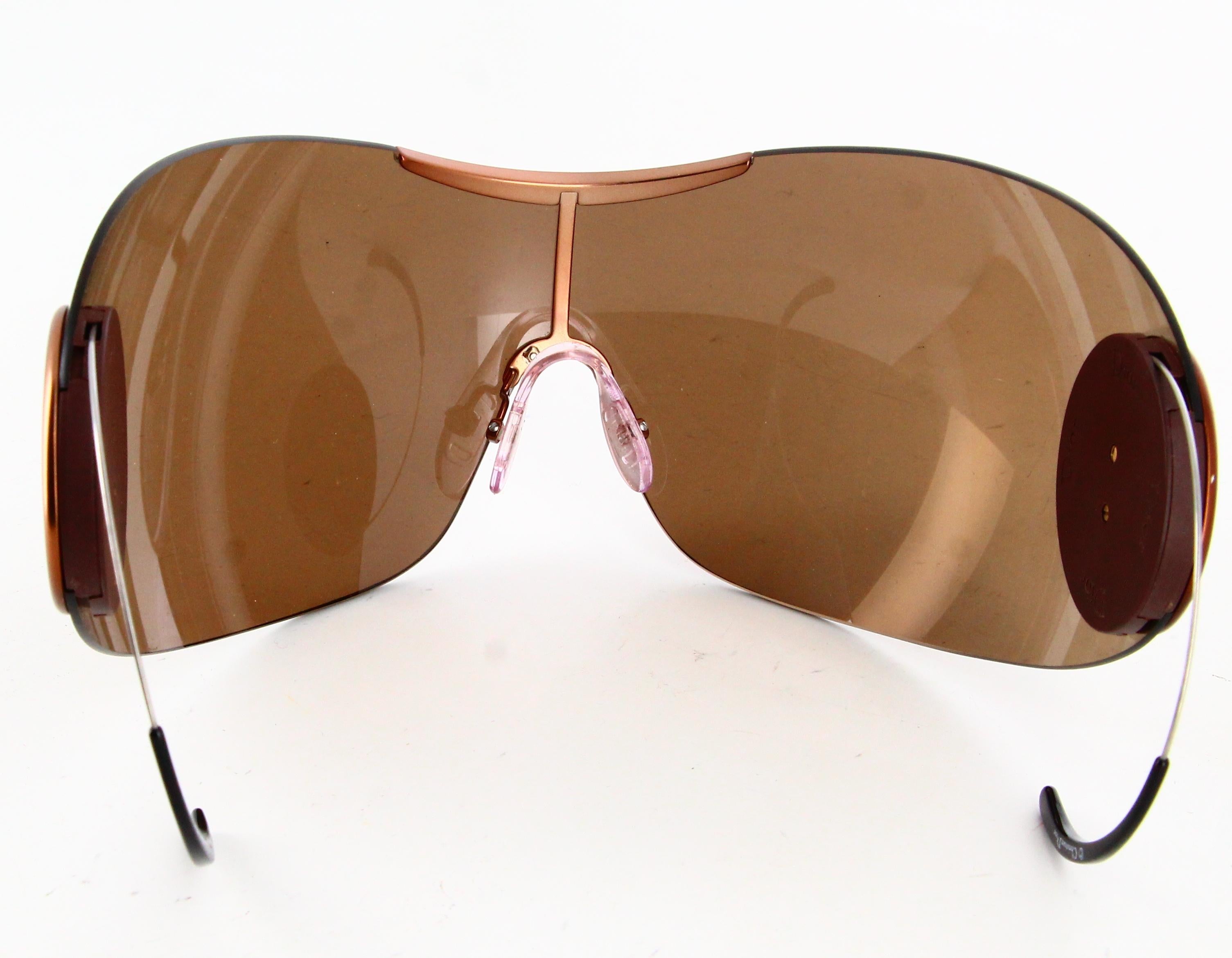 2000's Große Christian Dior Sonnenbrille von Jonh Galliano 

- Sehr guter Zustand. Zeigt im Laufe der Zeit sehr leichte Abnutzungserscheinungen.
- Bigli Christian Dior Sonnenbrille 
- Braune Farbe 
- Logo an der Seite Dior
- dünner Griff
