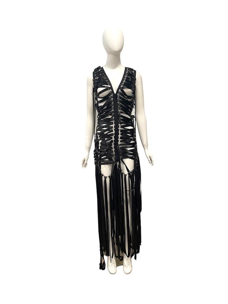 Vestido de lazo negro años 2000
cremallera lateral
las cintas se pueden soltar o apretar para ajustarlas
29,5