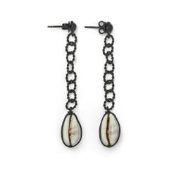Bottega Veneta Ohrringe aus den 2000er Jahren mit schwarzer Kette und Muschelmotiv, inklusive Aufbewahrungsbeutel