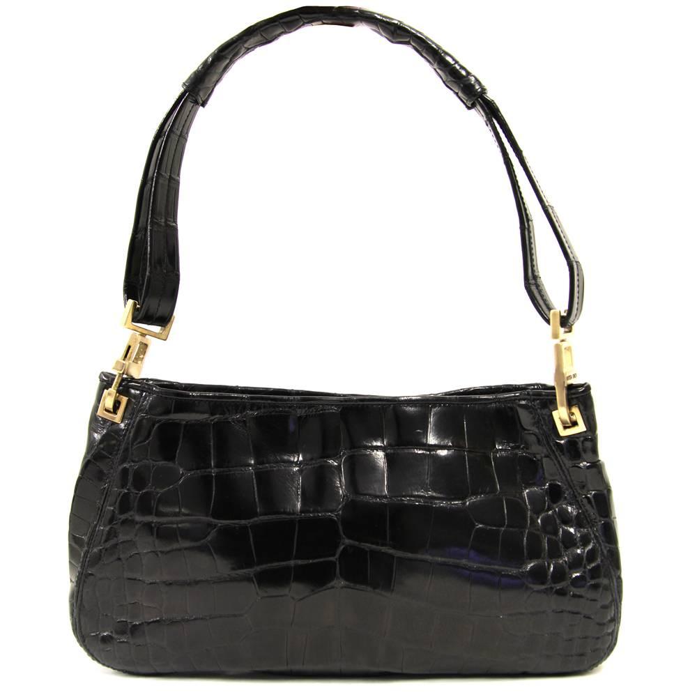 Lavish Bottega Veneta shoulder bag in black crocodile leather with magnetic lock and one inside zip pocket. Good conditions.

Please note this item cannot be shipped outside the European Union.

Measurements:
28 cm x 16 cm x 3 cm
Handle: 20 cm


