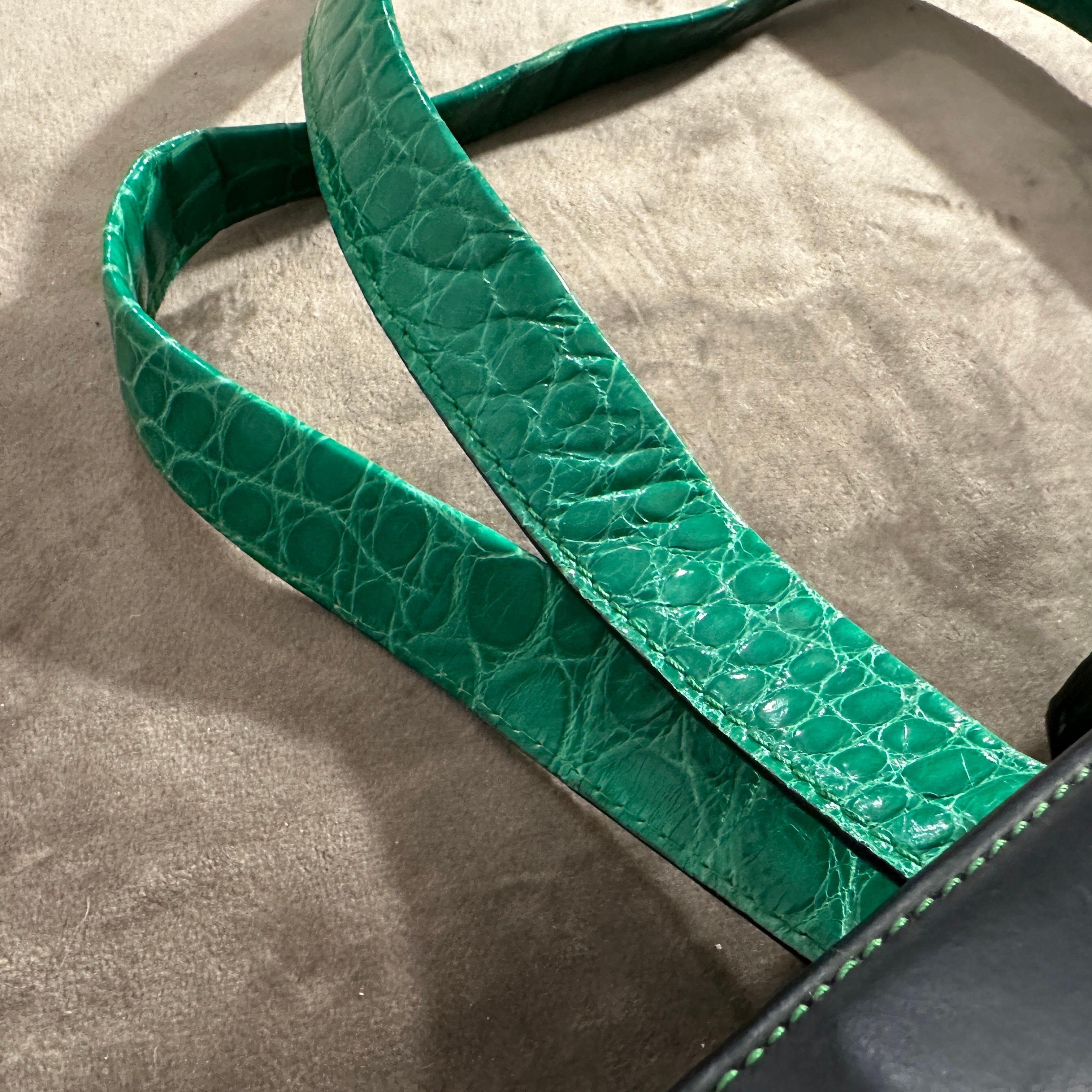 Bolso de hombro Bulgari de los años 2000 de piel negra y piel verde en venta 5