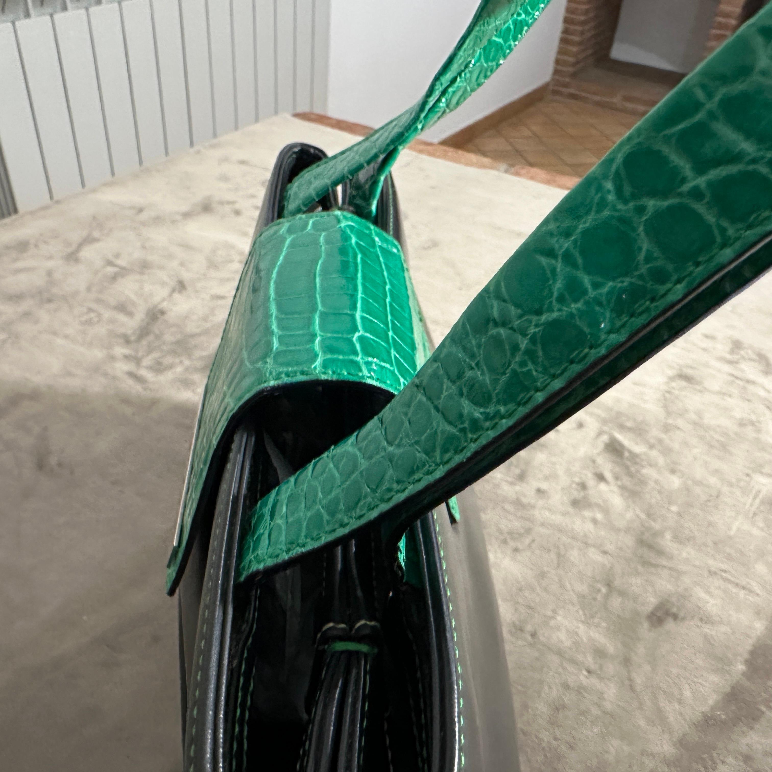 Bolso de hombro Bulgari de los años 2000 de piel negra y piel verde en Bueno estado para la venta en Aci Castello, IT