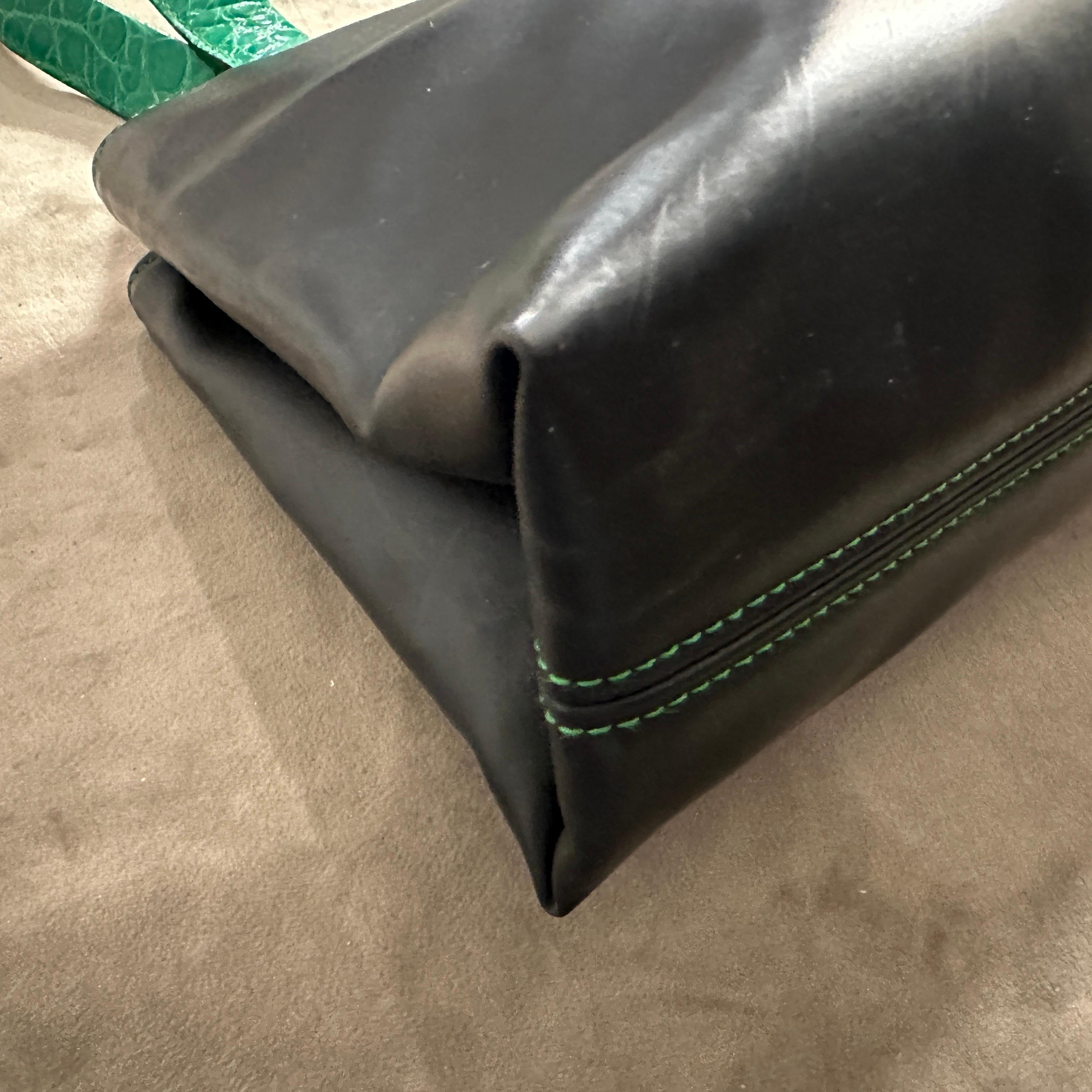 De las mujeres Bolso de hombro Bulgari de los años 2000 de piel negra y piel verde en venta