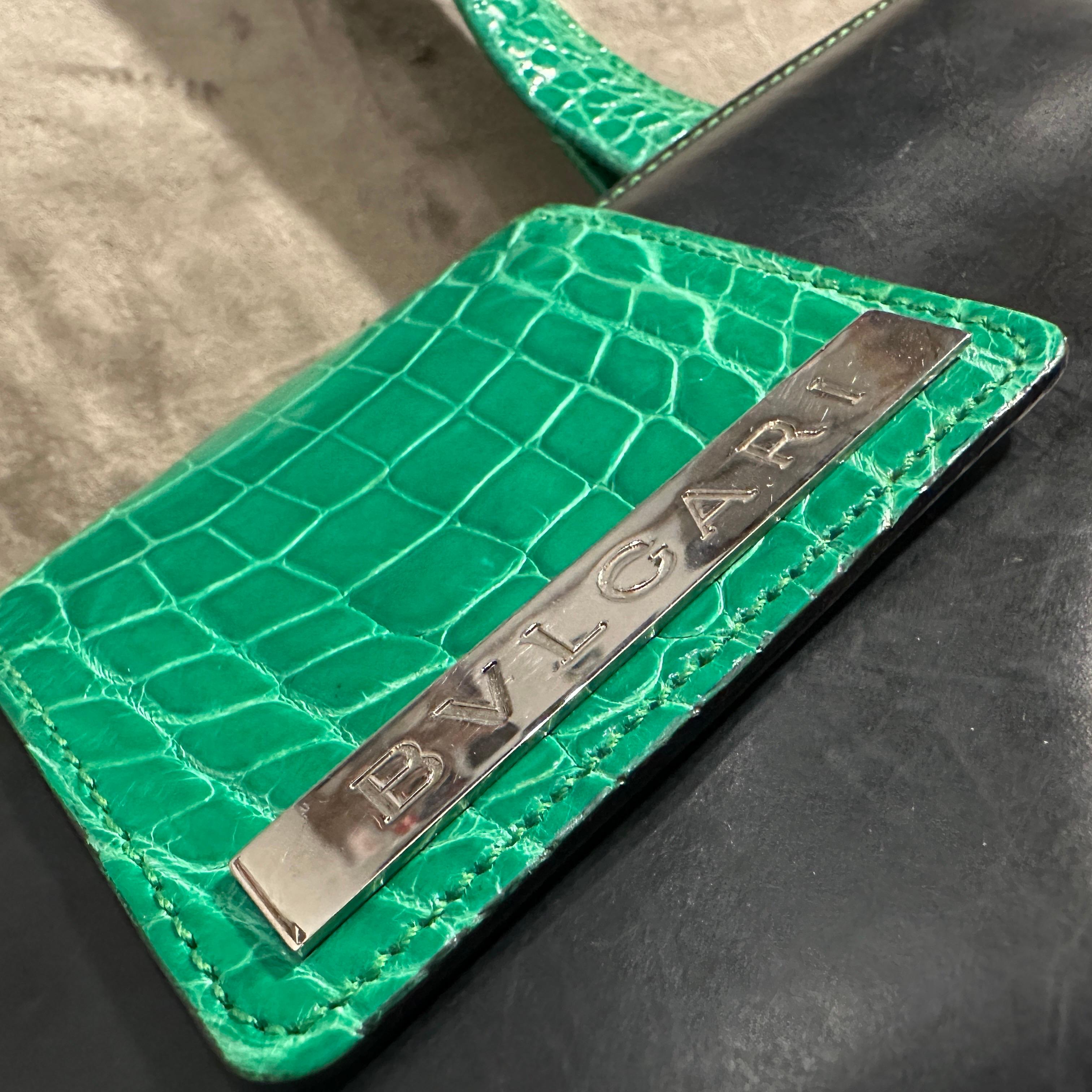 Bolso de hombro Bulgari de los años 2000 de piel negra y piel verde en venta 1
