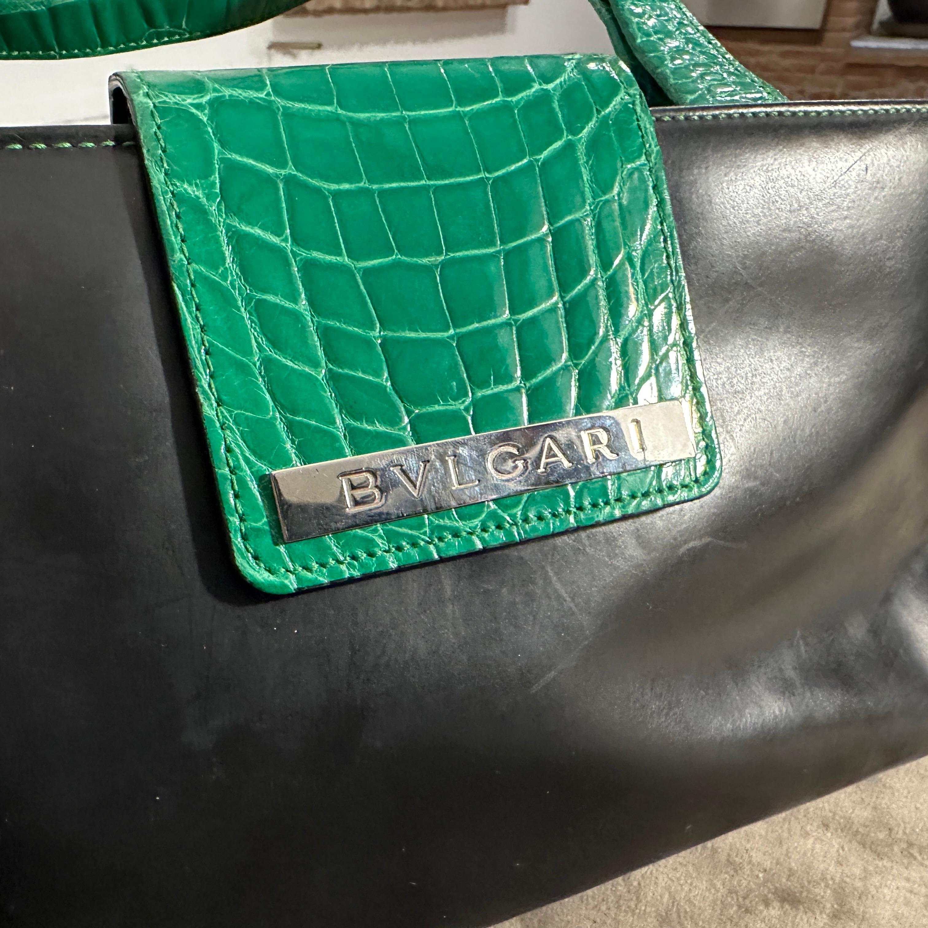 Bolso de hombro Bulgari de los años 2000 de piel negra y piel verde en venta 2