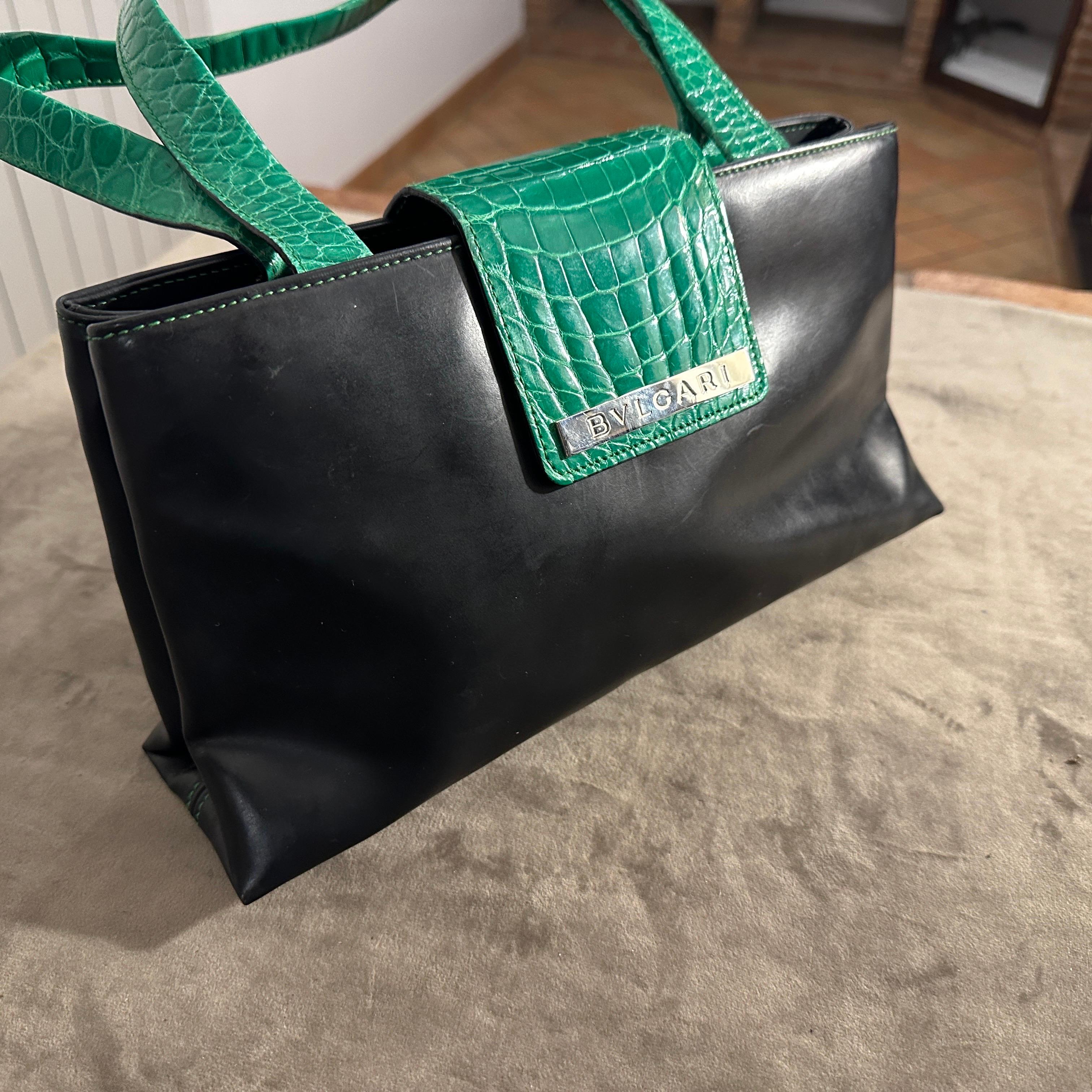 Bolso de hombro Bulgari de los años 2000 de piel negra y piel verde en venta 3