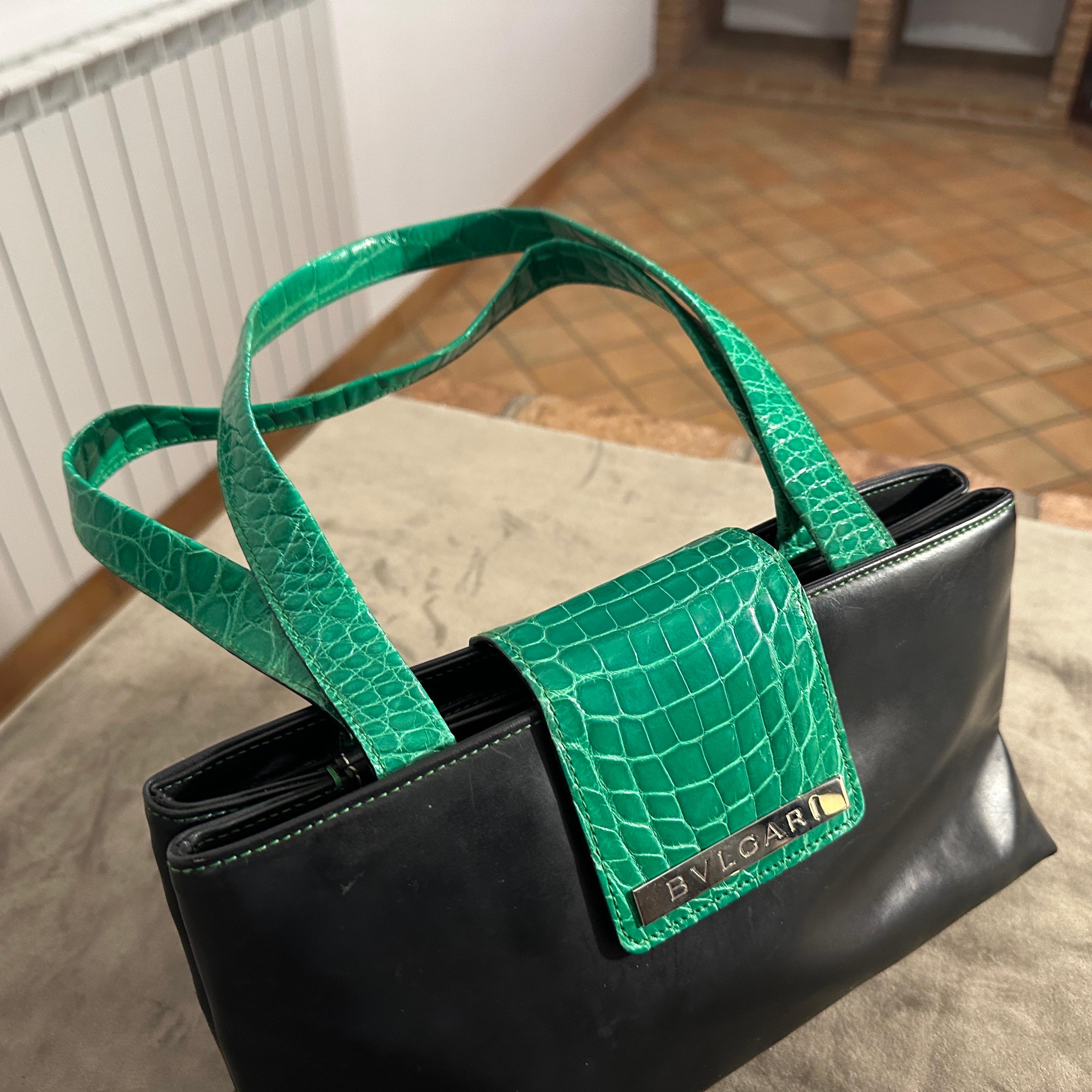 Bolso de hombro Bulgari de los años 2000 de piel negra y piel verde en venta 4