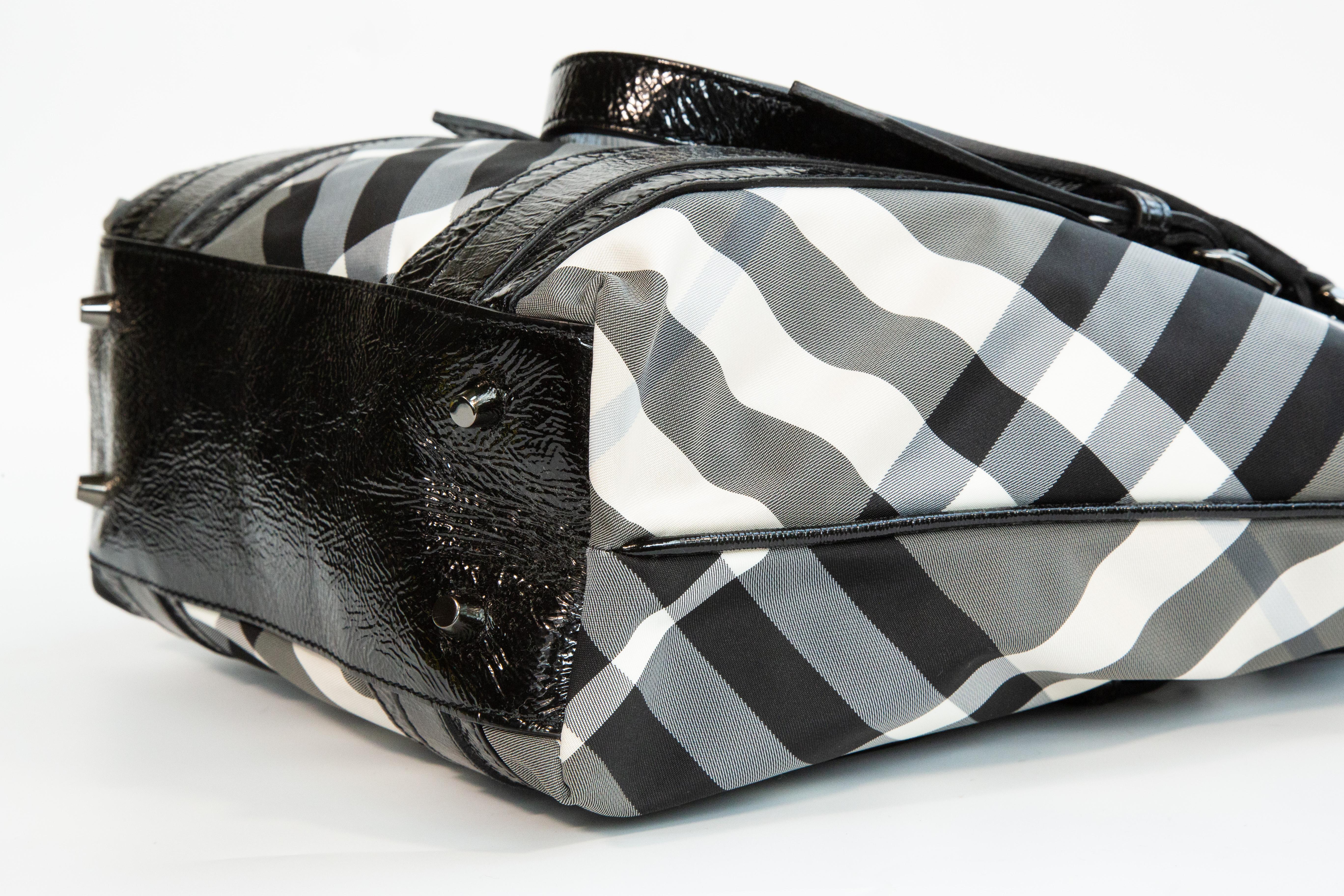 2000s Burberry Black and White Nova Check Nylon Tote Bag en vente 5