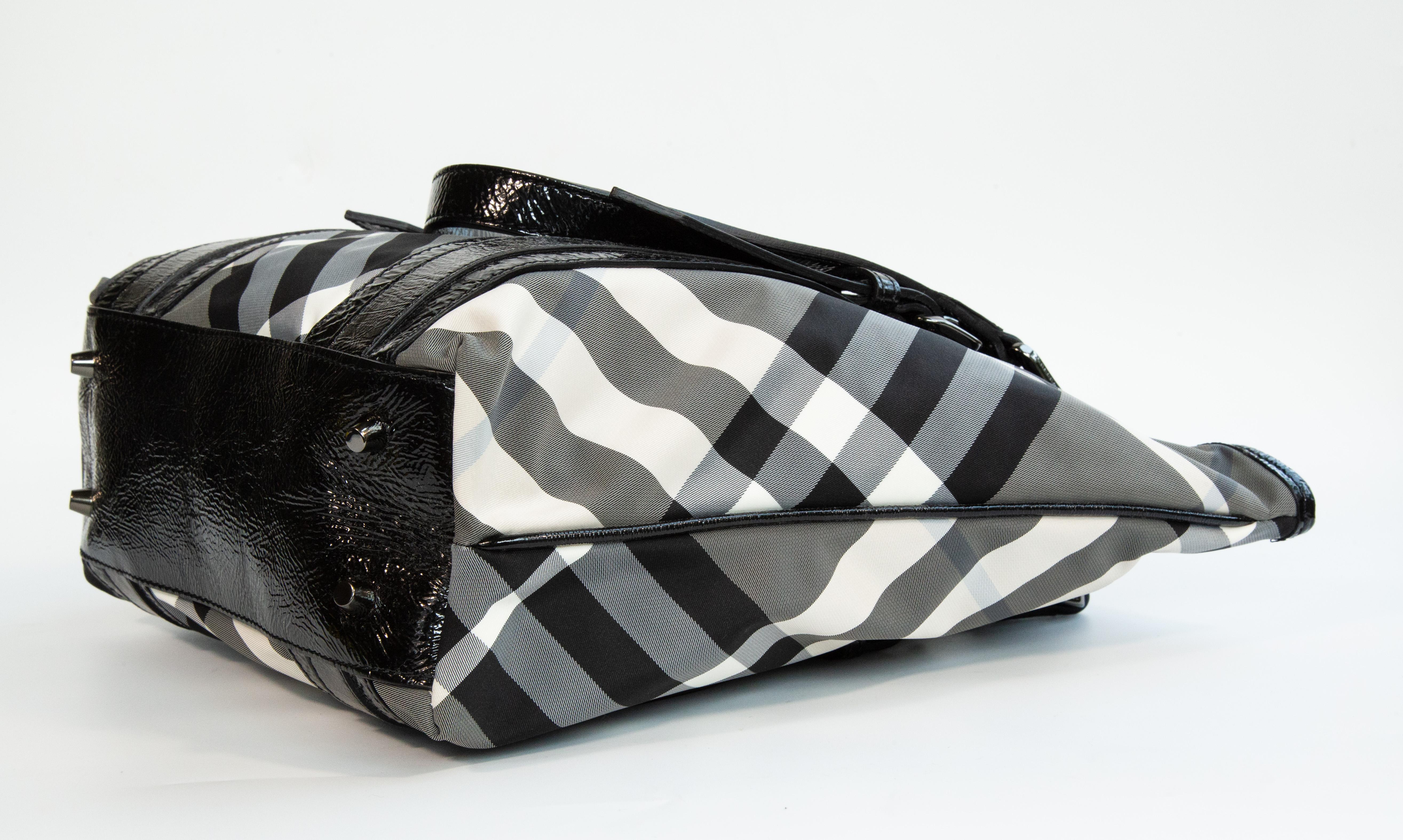 2000s Burberry Black and White Nova Check Nylon Tote Bag en vente 6