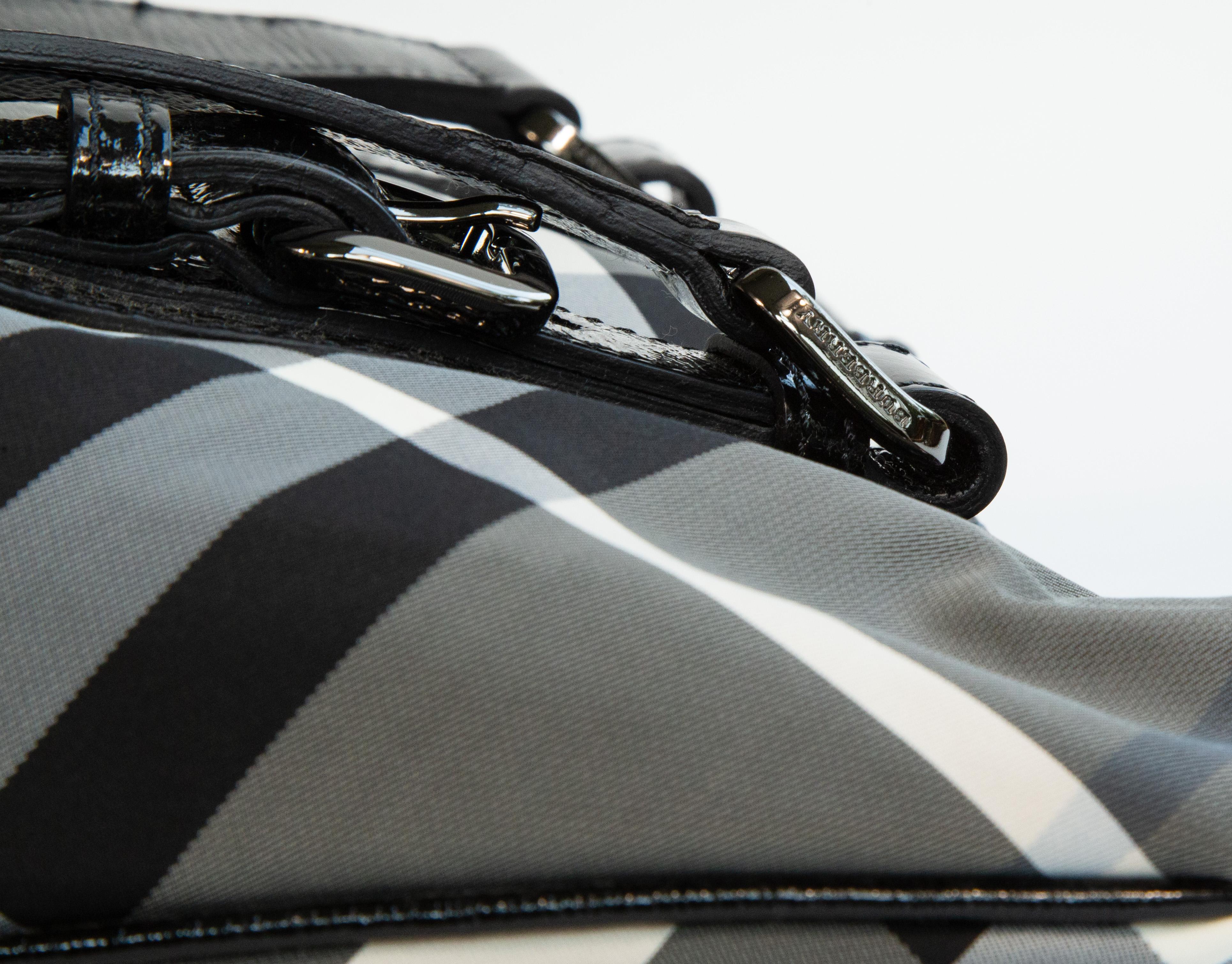 2000s Burberry Black and White Nova Check Nylon Tote Bag en vente 7