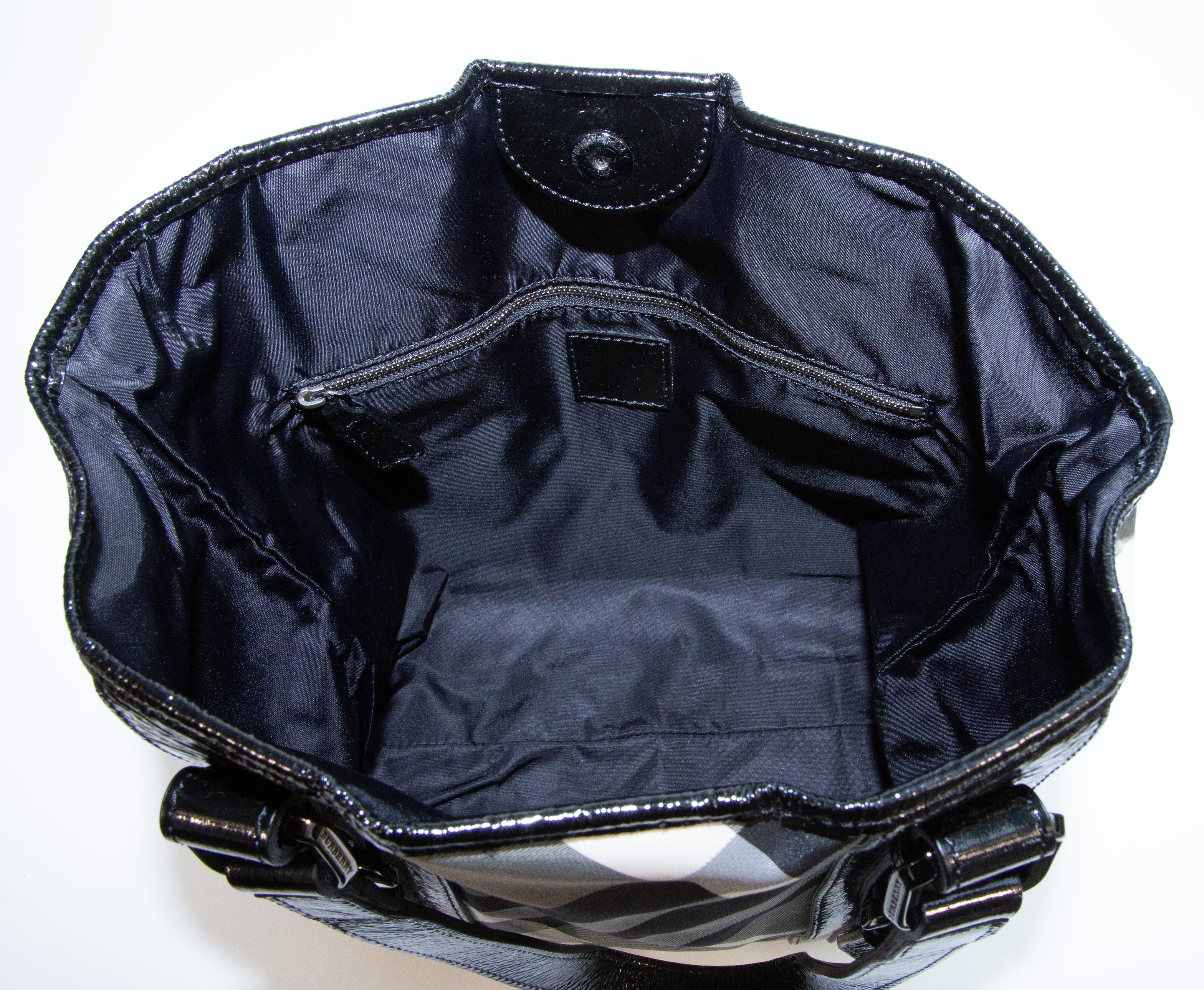 2000s Burberry Black and White Nova Check Nylon Tote Bag en vente 8