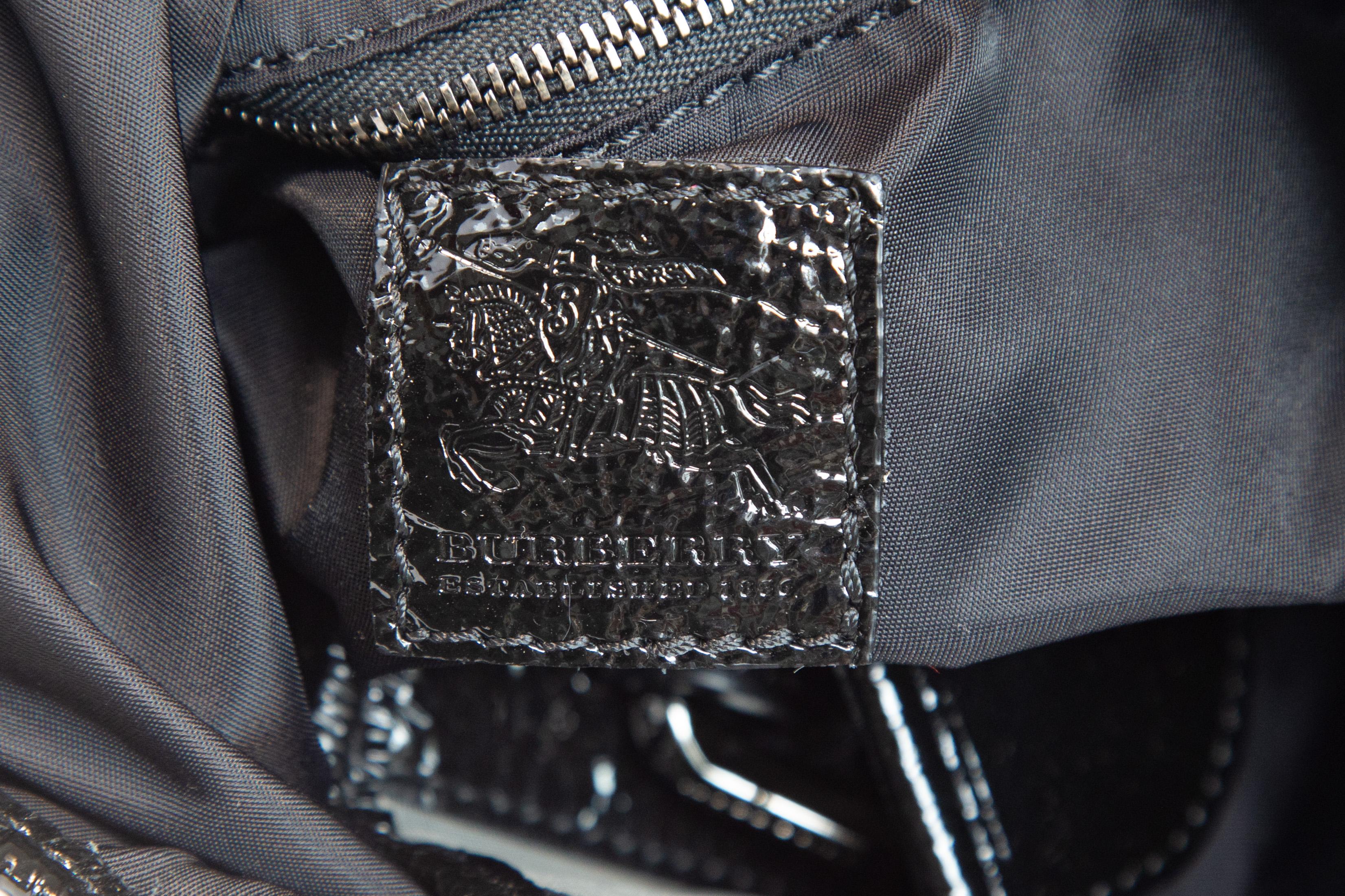 2000s Burberry Black and White Nova Check Nylon Tote Bag en vente 10