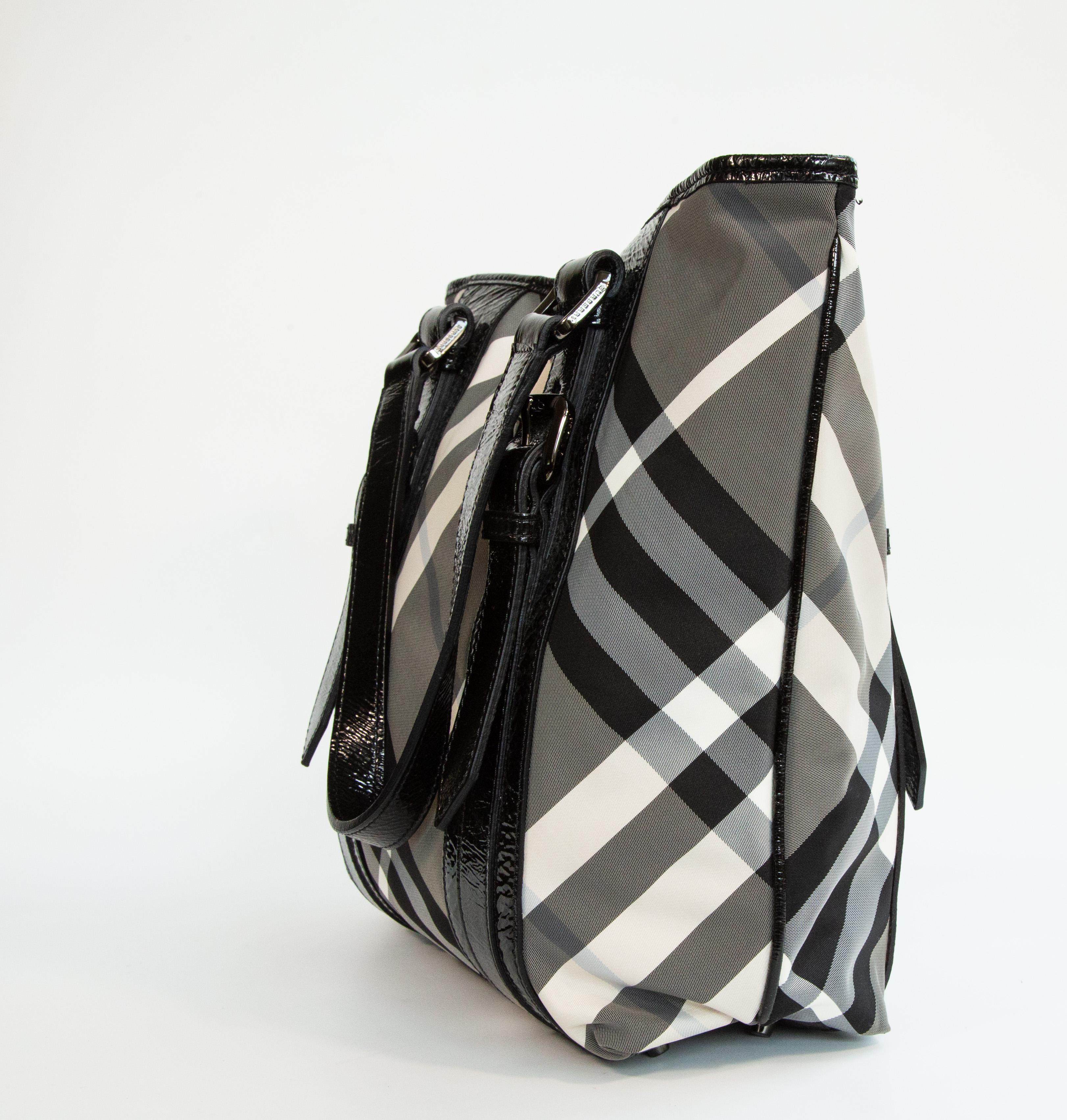 2000s Burberry Black and White Nova Check Nylon Tote Bag en vente 13