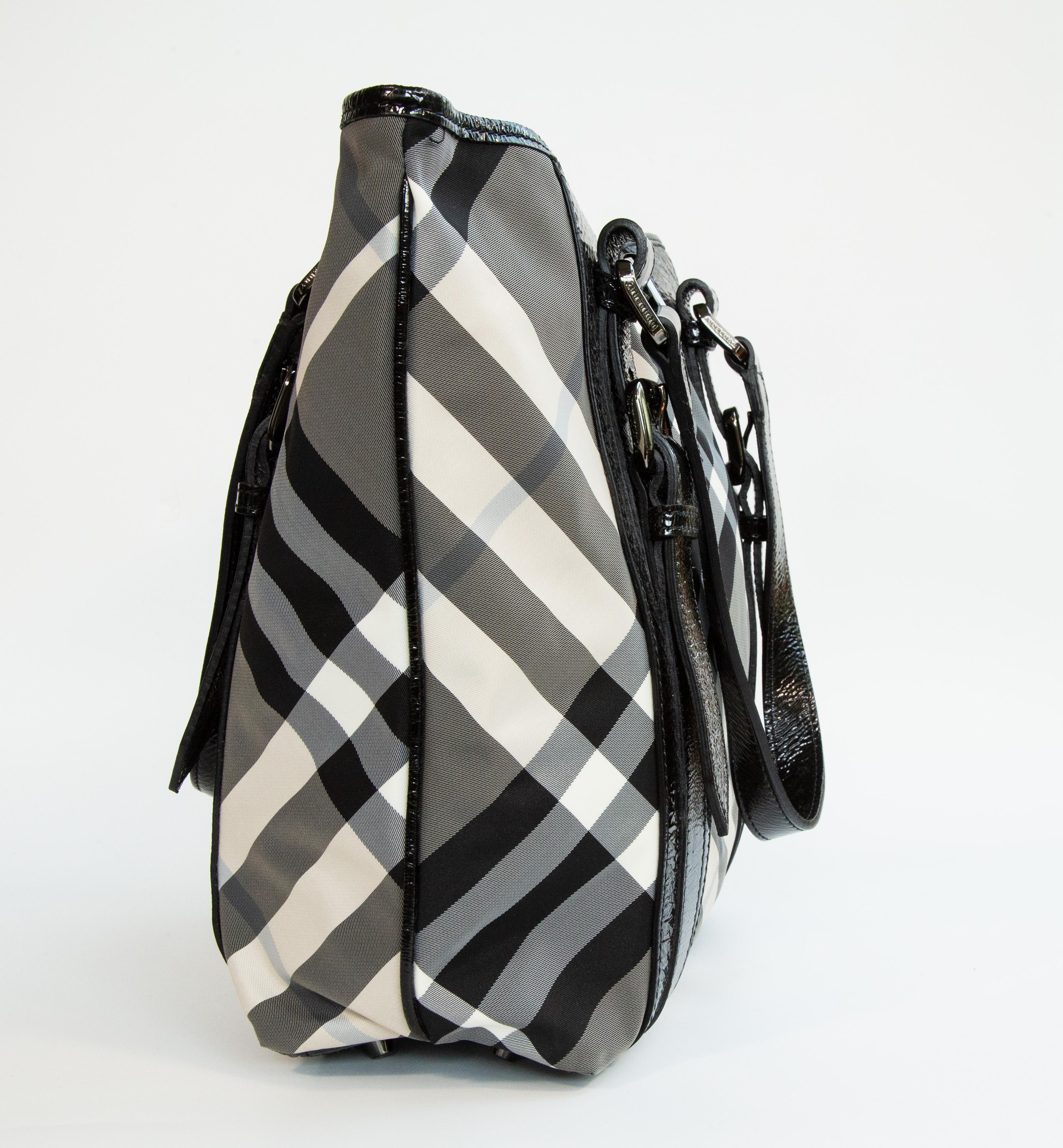 2000s Burberry Black and White Nova Check Nylon Tote Bag en vente 14
