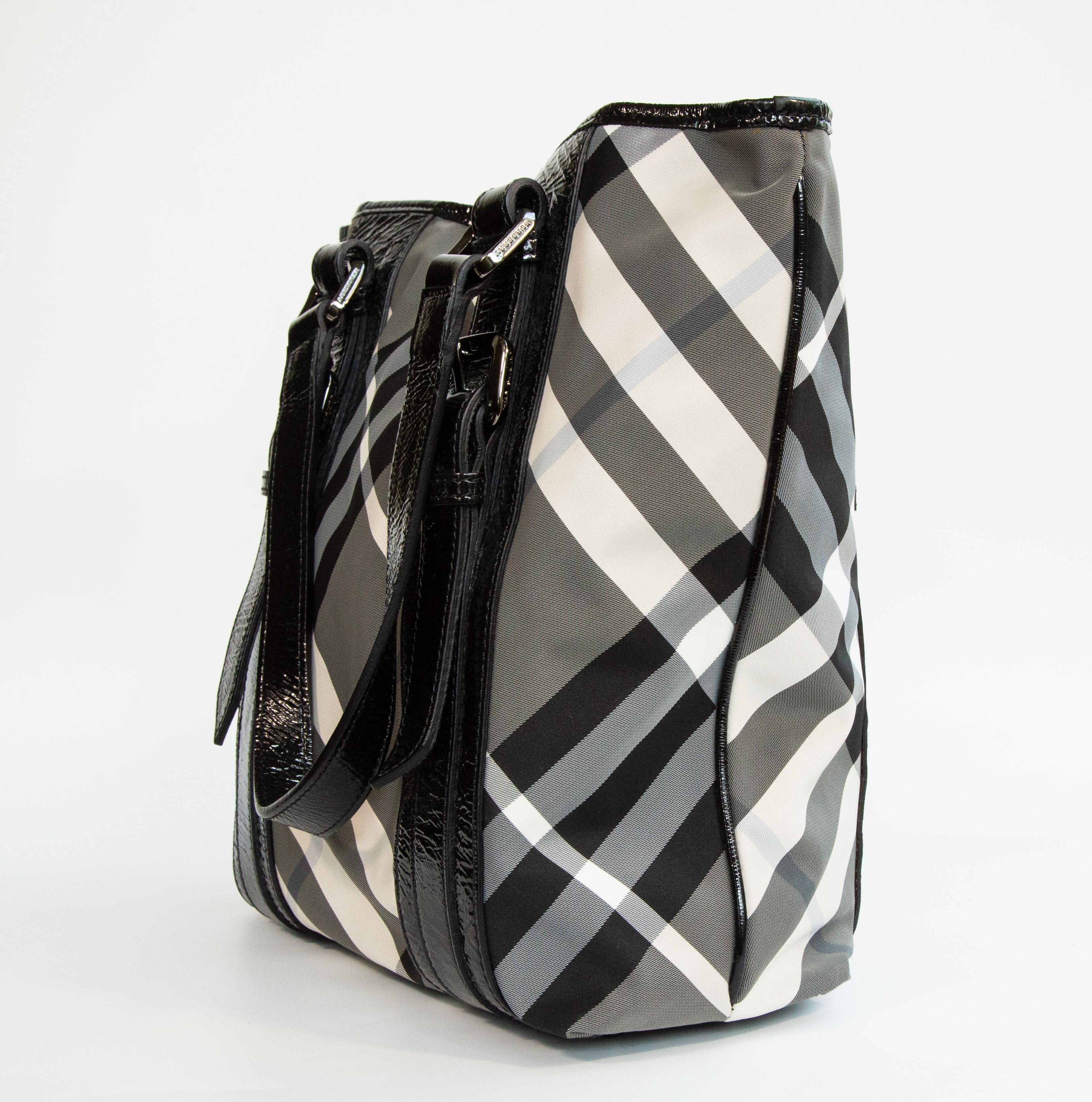 2000s Burberry Black and White Nova Check Nylon Tote Bag en vente 15