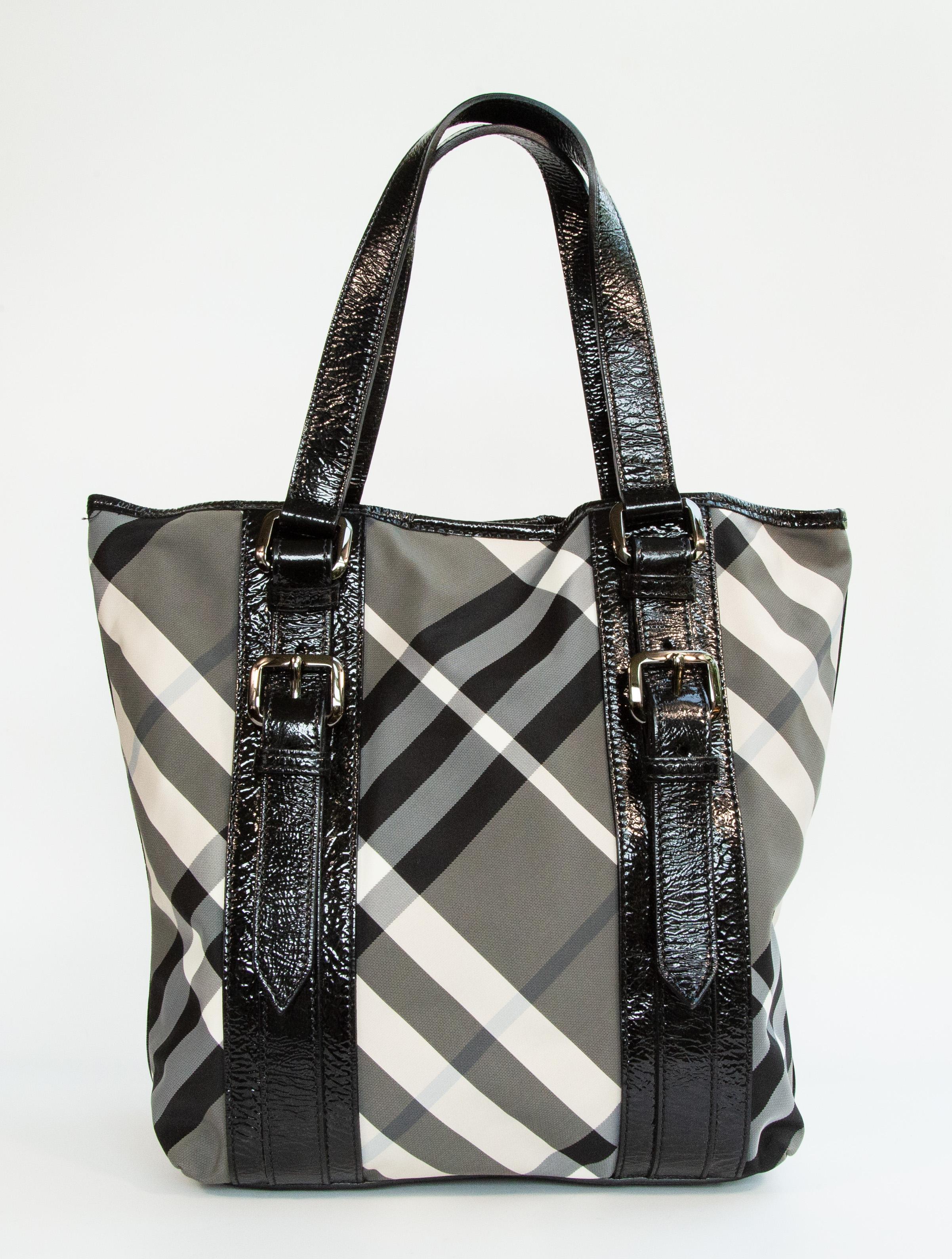 Noir 2000s Burberry Black and White Nova Check Nylon Tote Bag en vente