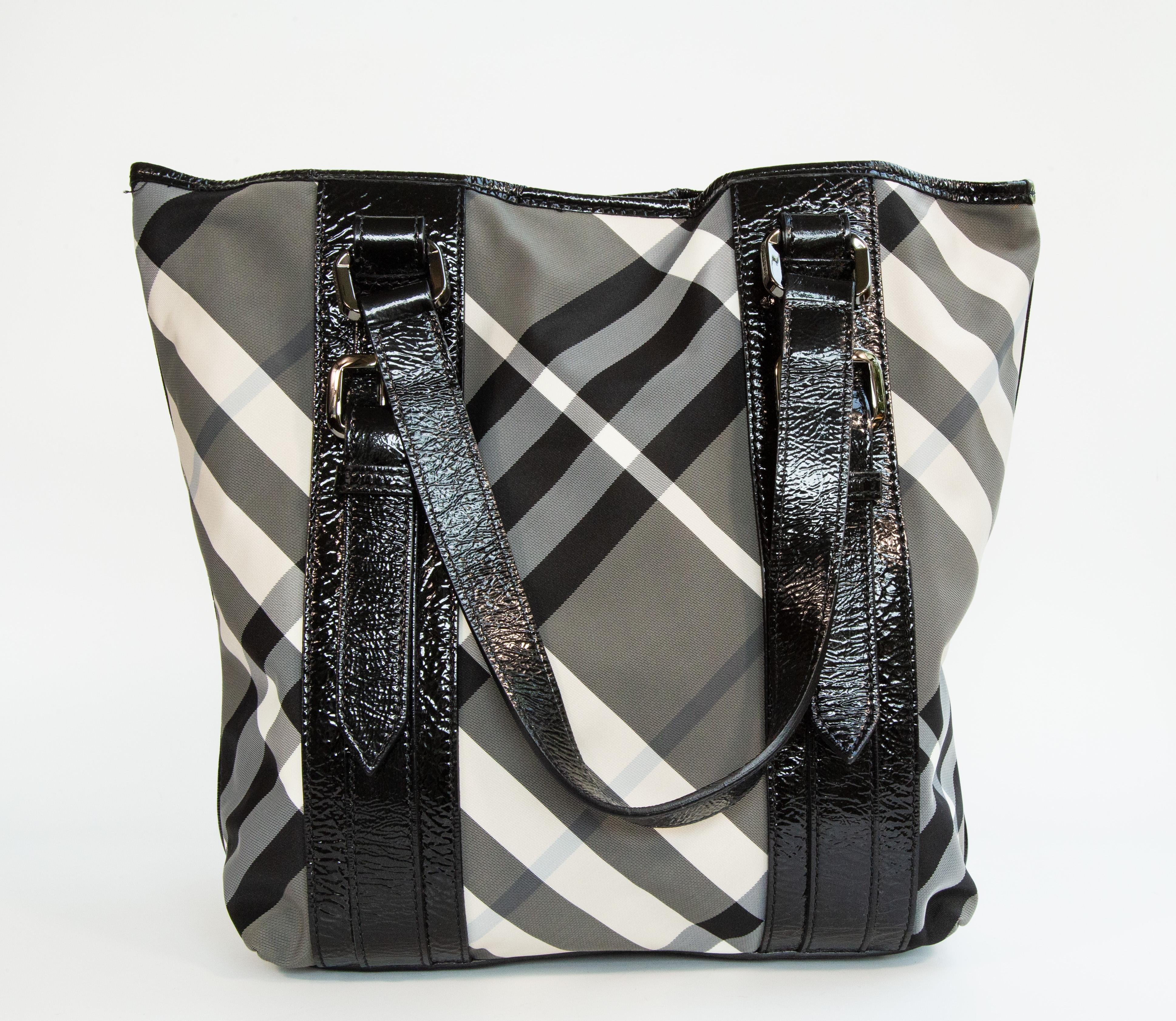 2000s Burberry Black and White Nova Check Nylon Tote Bag Excellent état - En vente à Arnhem, NL