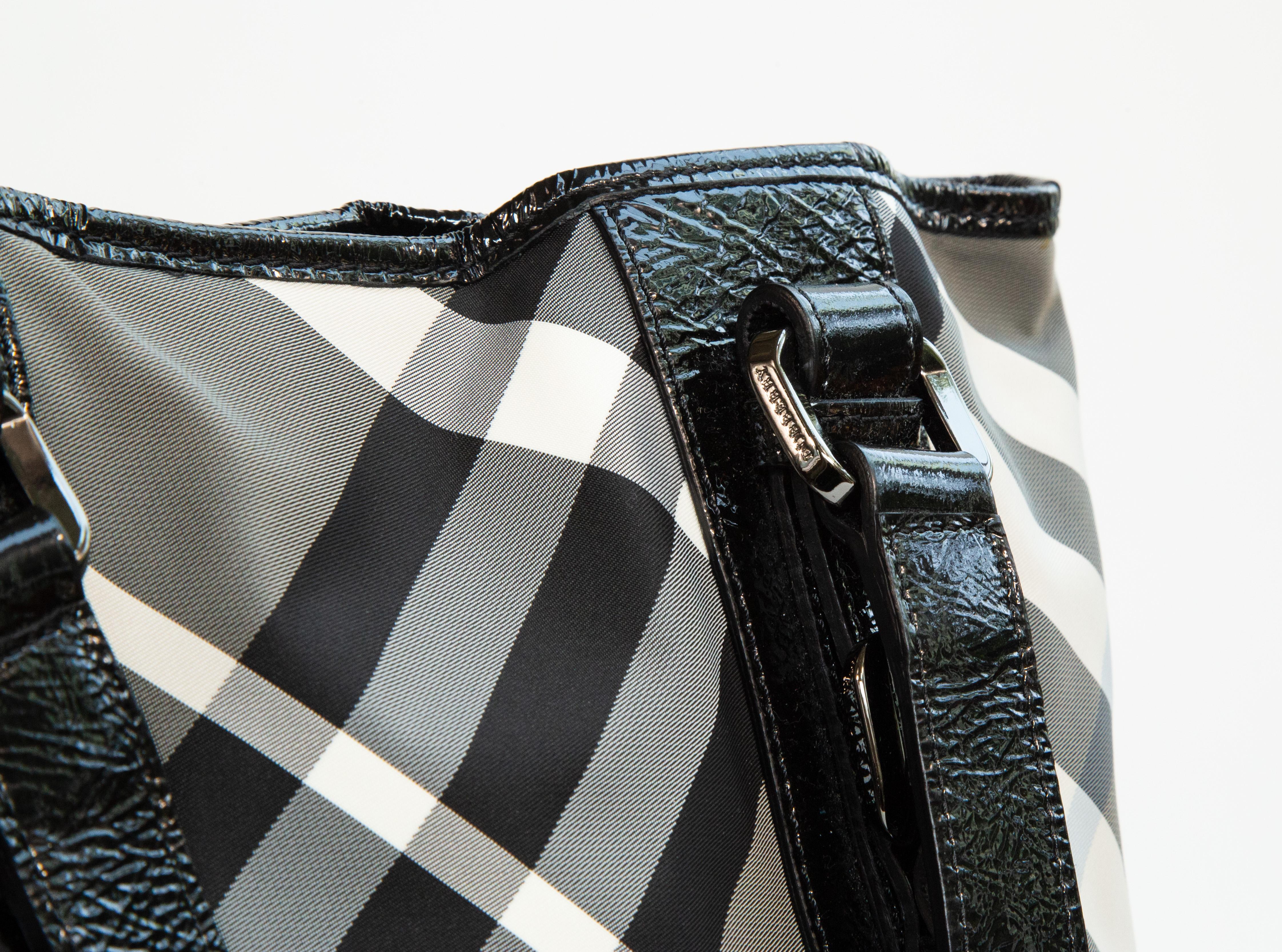 2000s Burberry Black and White Nova Check Nylon Tote Bag Unisexe en vente