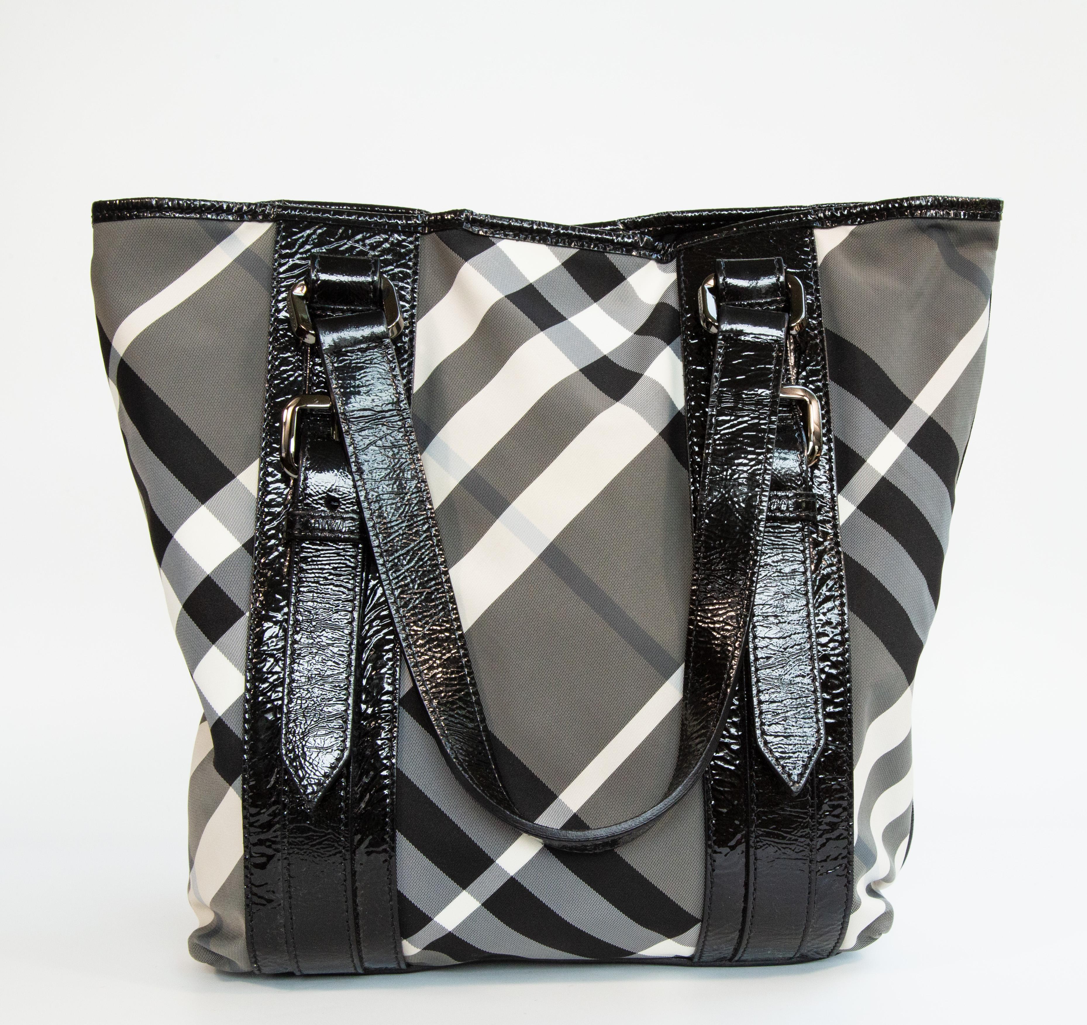 2000s Burberry Black and White Nova Check Nylon Tote Bag en vente 1