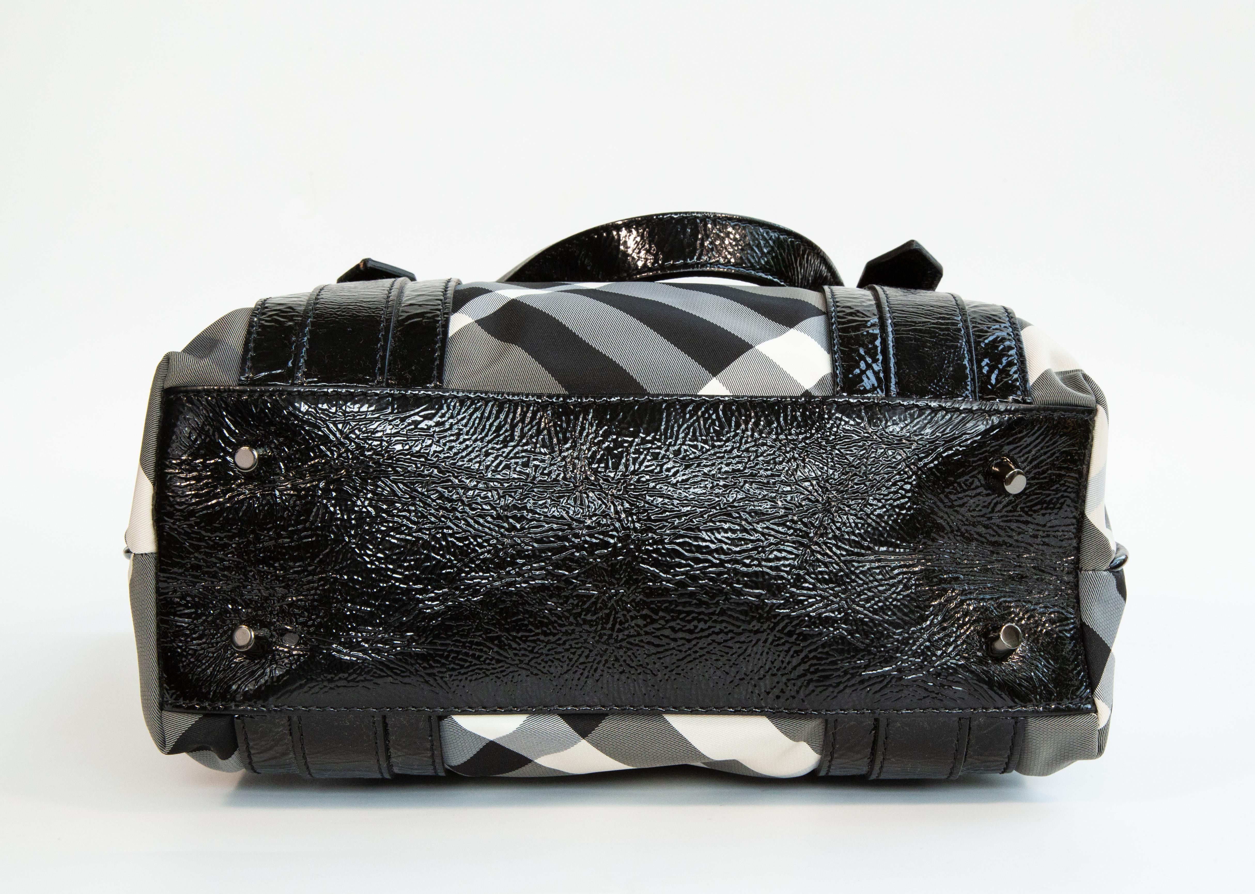 2000s Burberry Black and White Nova Check Nylon Tote Bag en vente 2