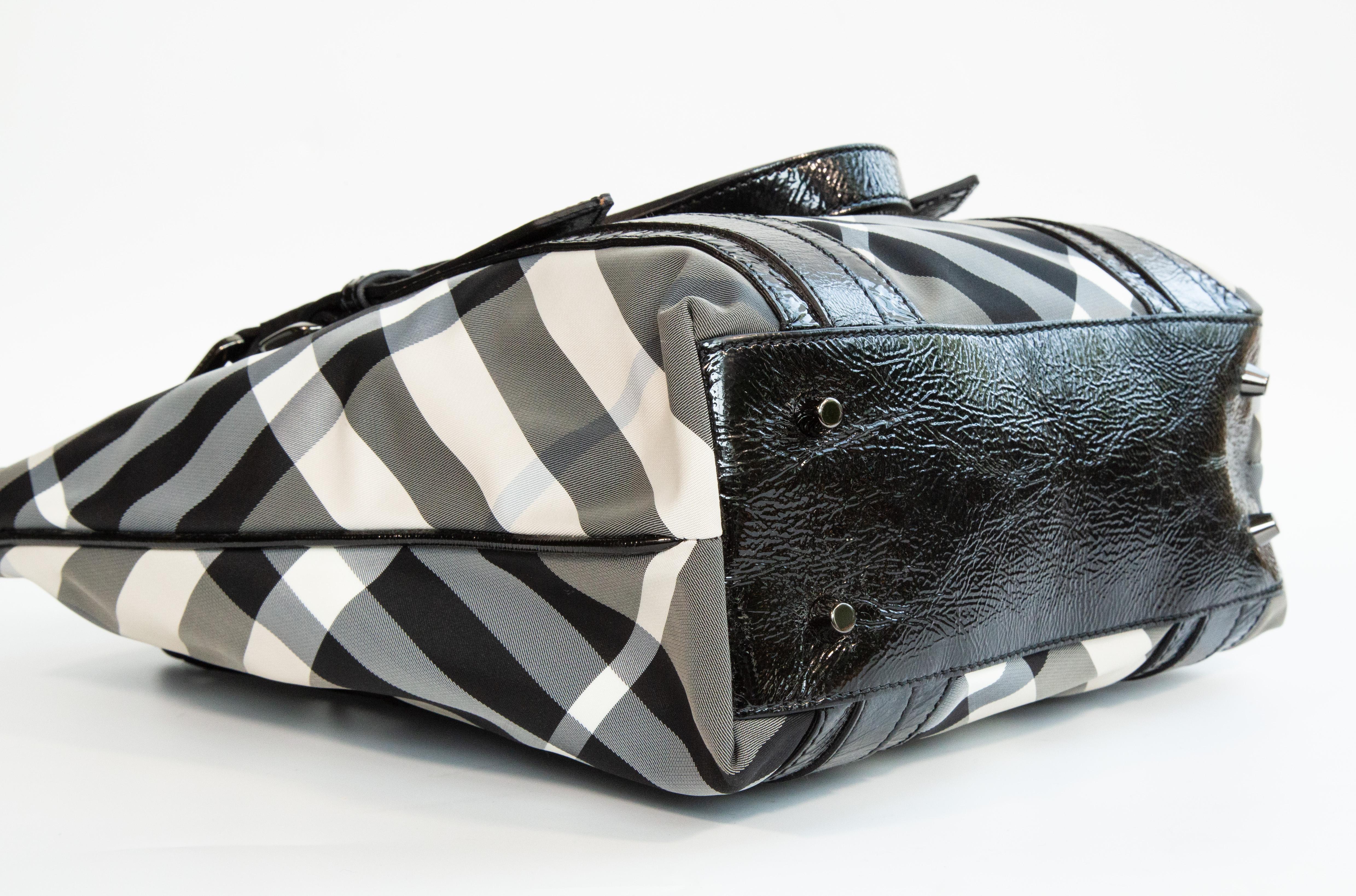 2000s Burberry Black and White Nova Check Nylon Tote Bag en vente 3