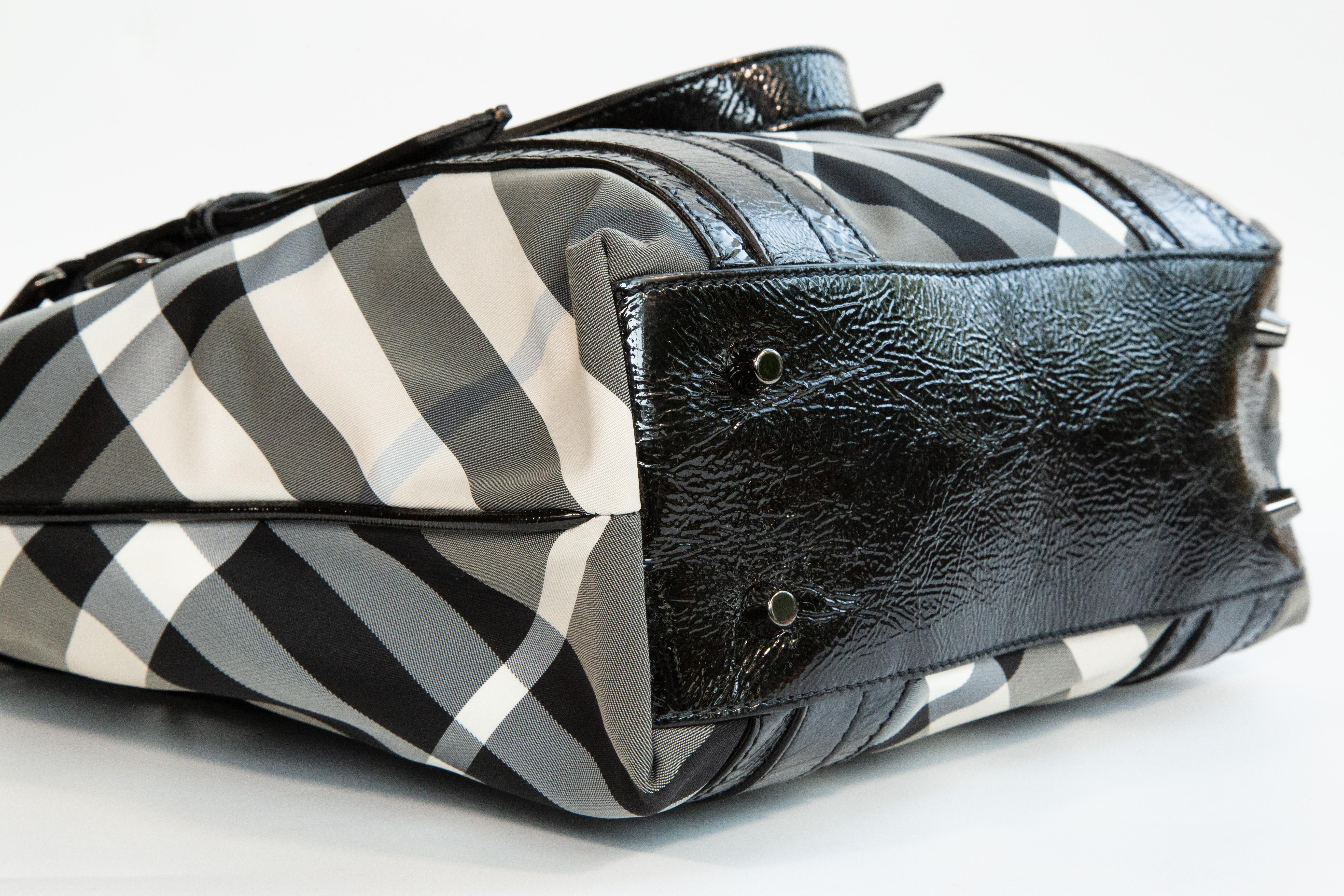 2000s Burberry Black and White Nova Check Nylon Tote Bag en vente 4