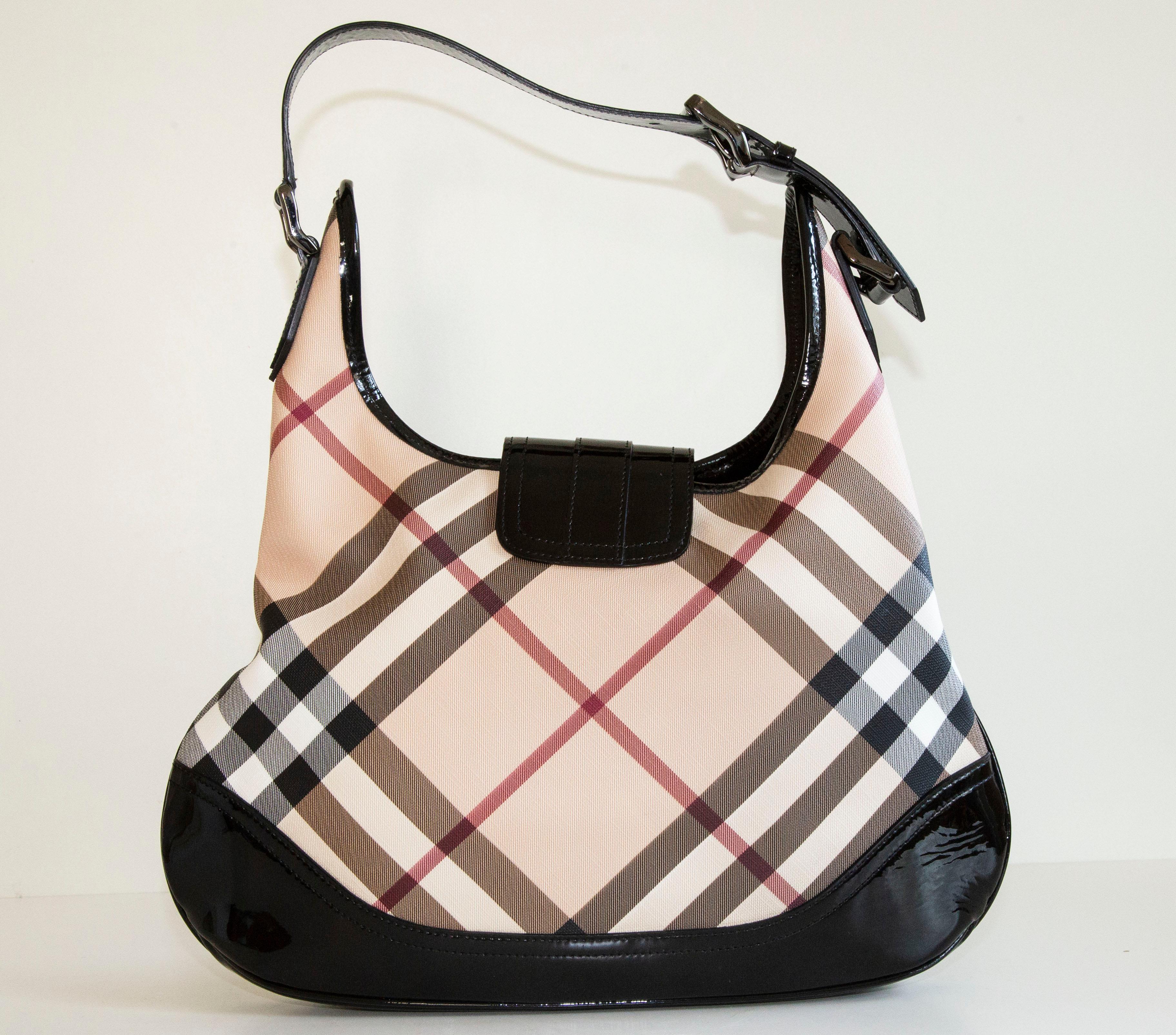 2000s Burberry Brook Nova Check PVC and Black Patent Leather Hobo Bag In Good Condition For Sale In Arnhem, NL
