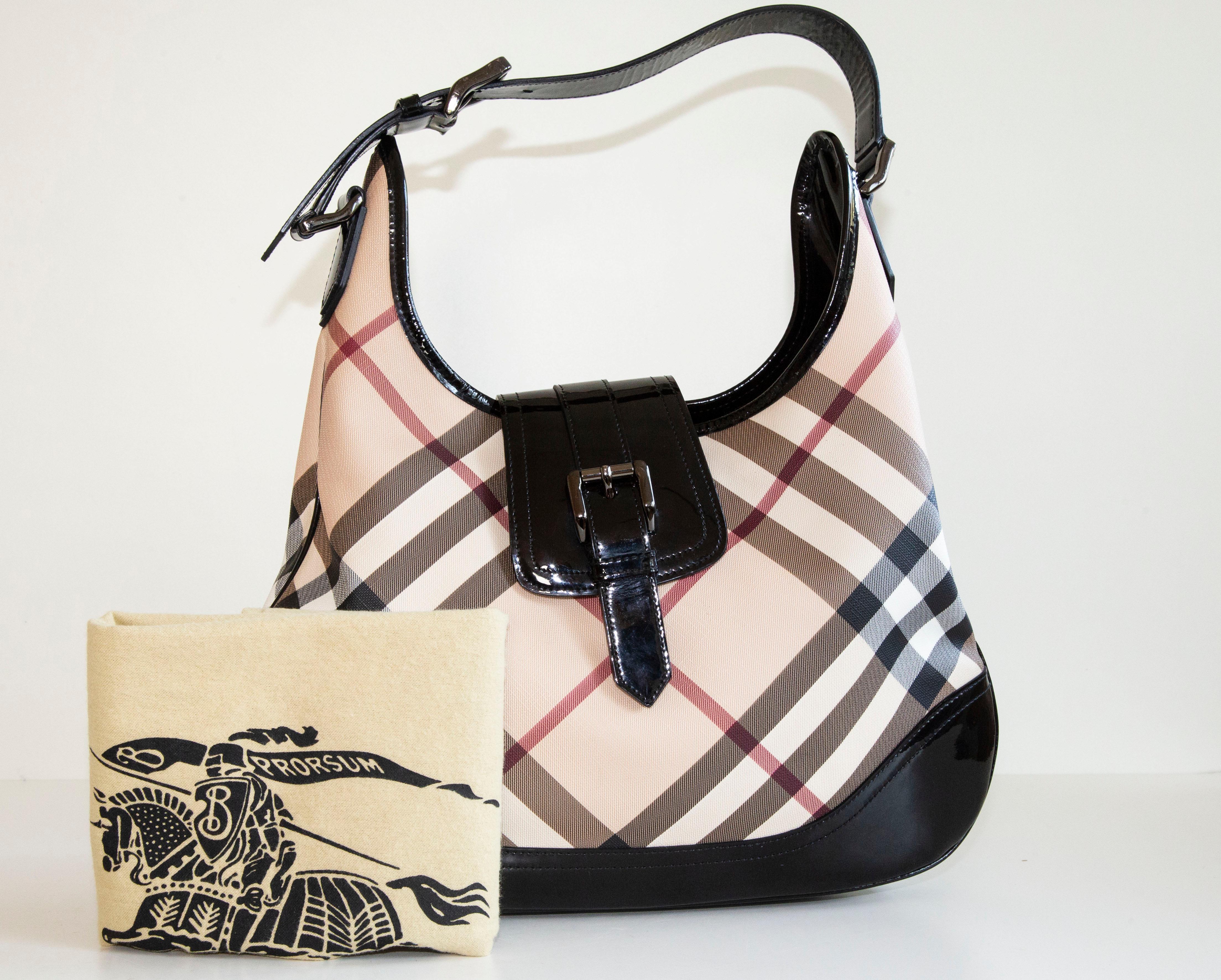 2000s Burberry Brook Nova Check PVC and Black Patent Leather Hobo Bag For Sale 4