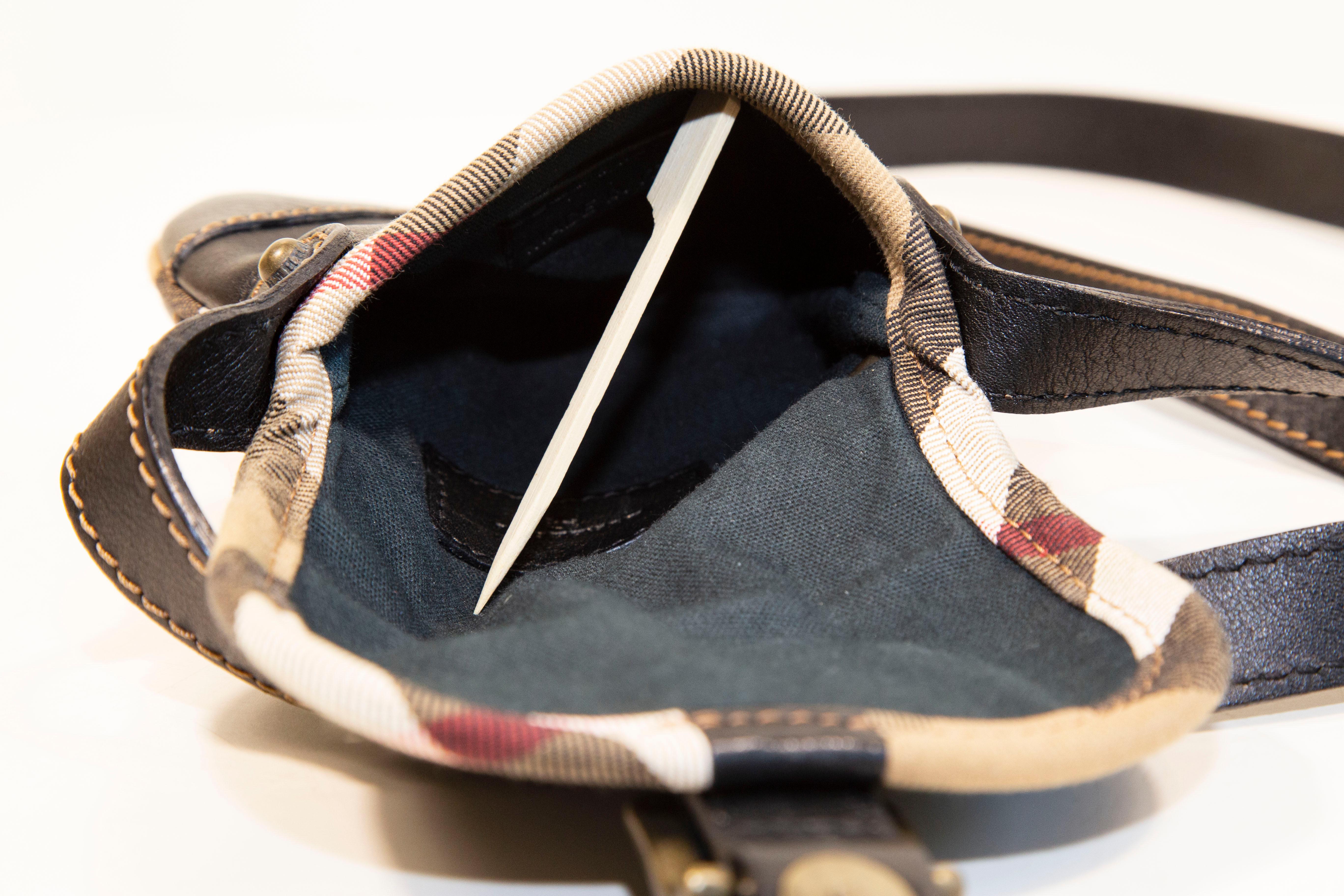 Mini bolso cruzado de piel marrón Burberry de los años 2000 en venta 1