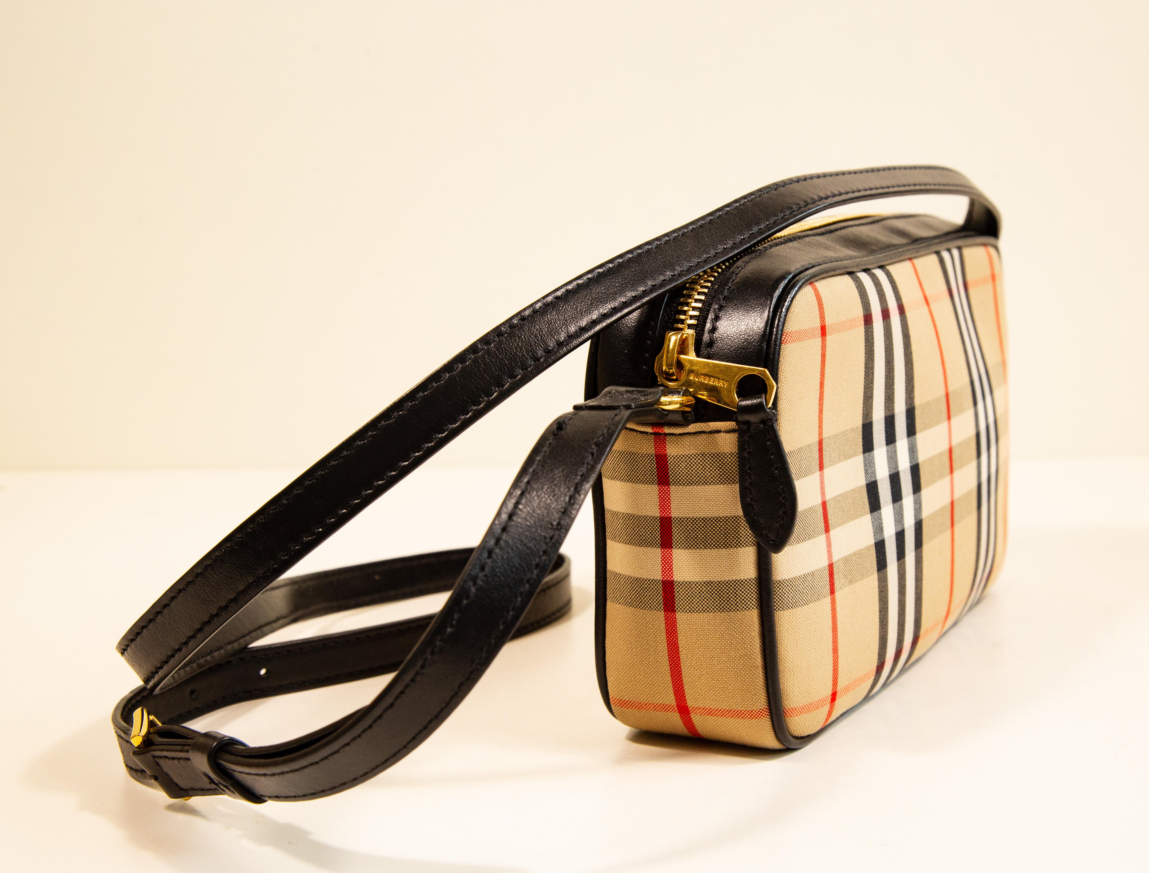 2000s Burberry Classic Check Canvas Camera Crossbody Bag In Good Condition For Sale In Arnhem, NL