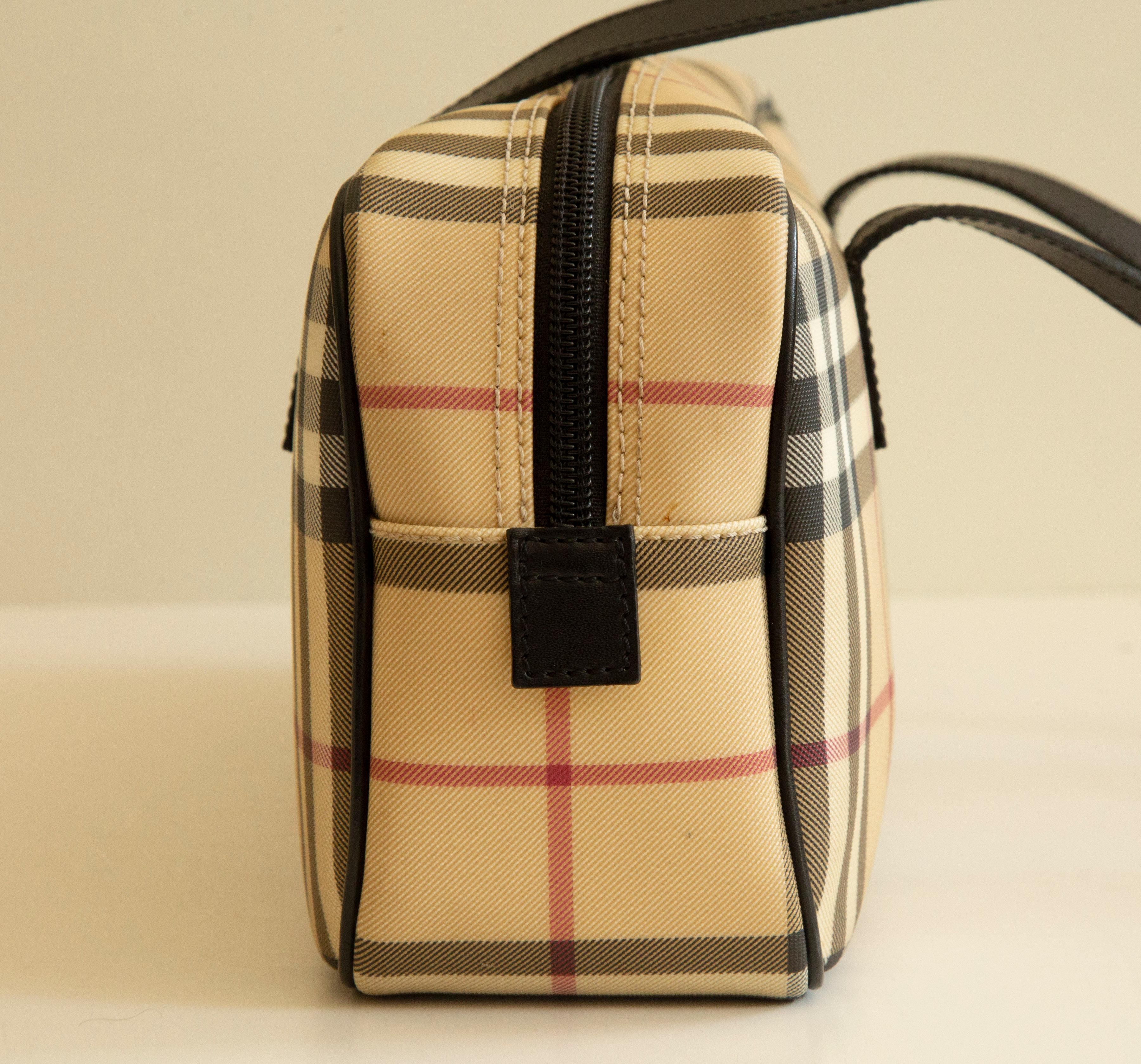 2000s Burberry Classic Check Shoulder Bag In Good Condition For Sale In Arnhem, NL